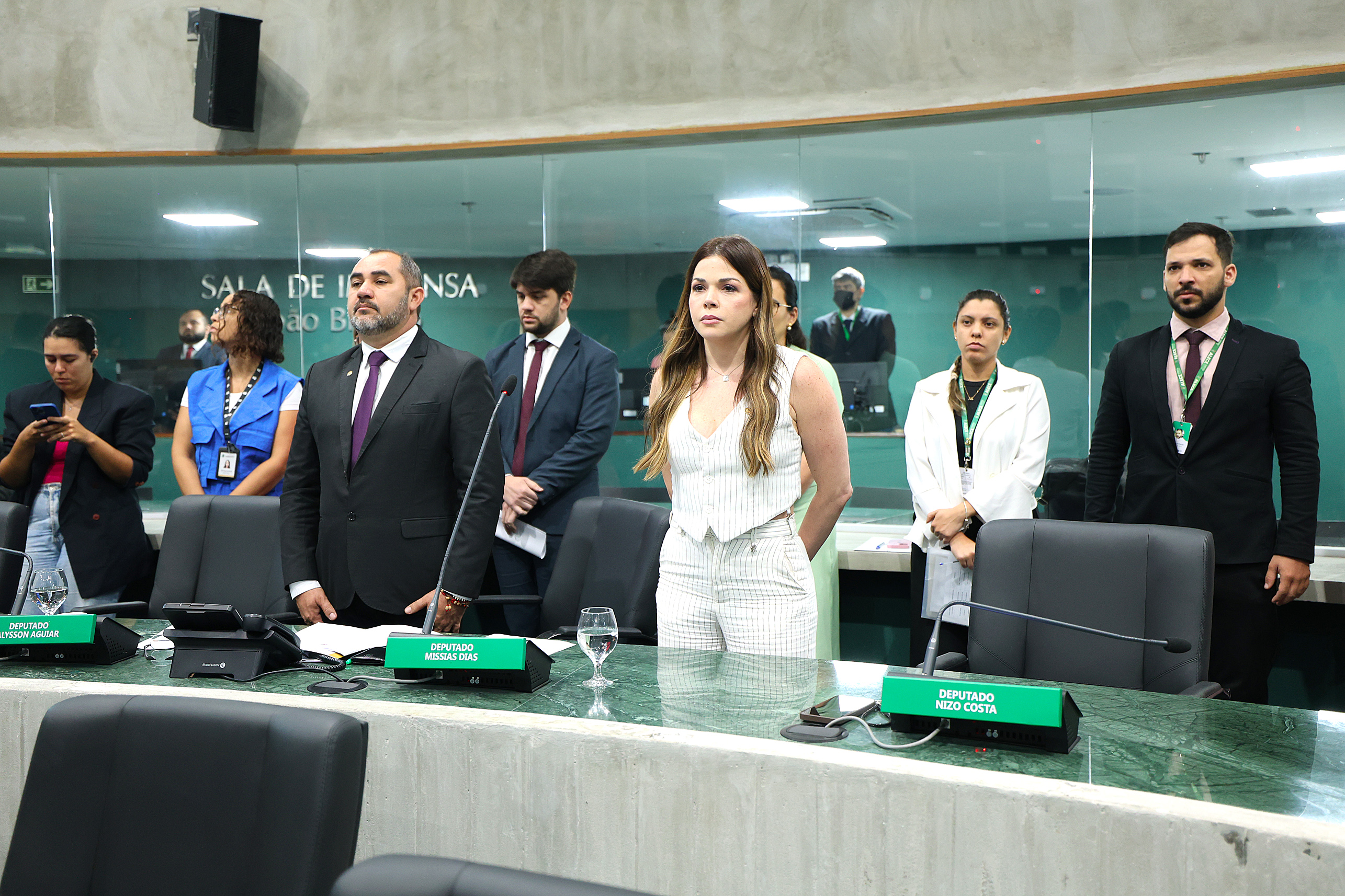 Plenário da Alece presta minuto de silêncio por morte de empresário assassinado em Fortaleza