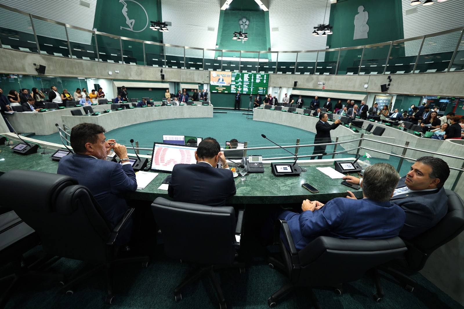 Doze deputados ocupam a tribuna na ordem do dia da sessão desta terça-feira