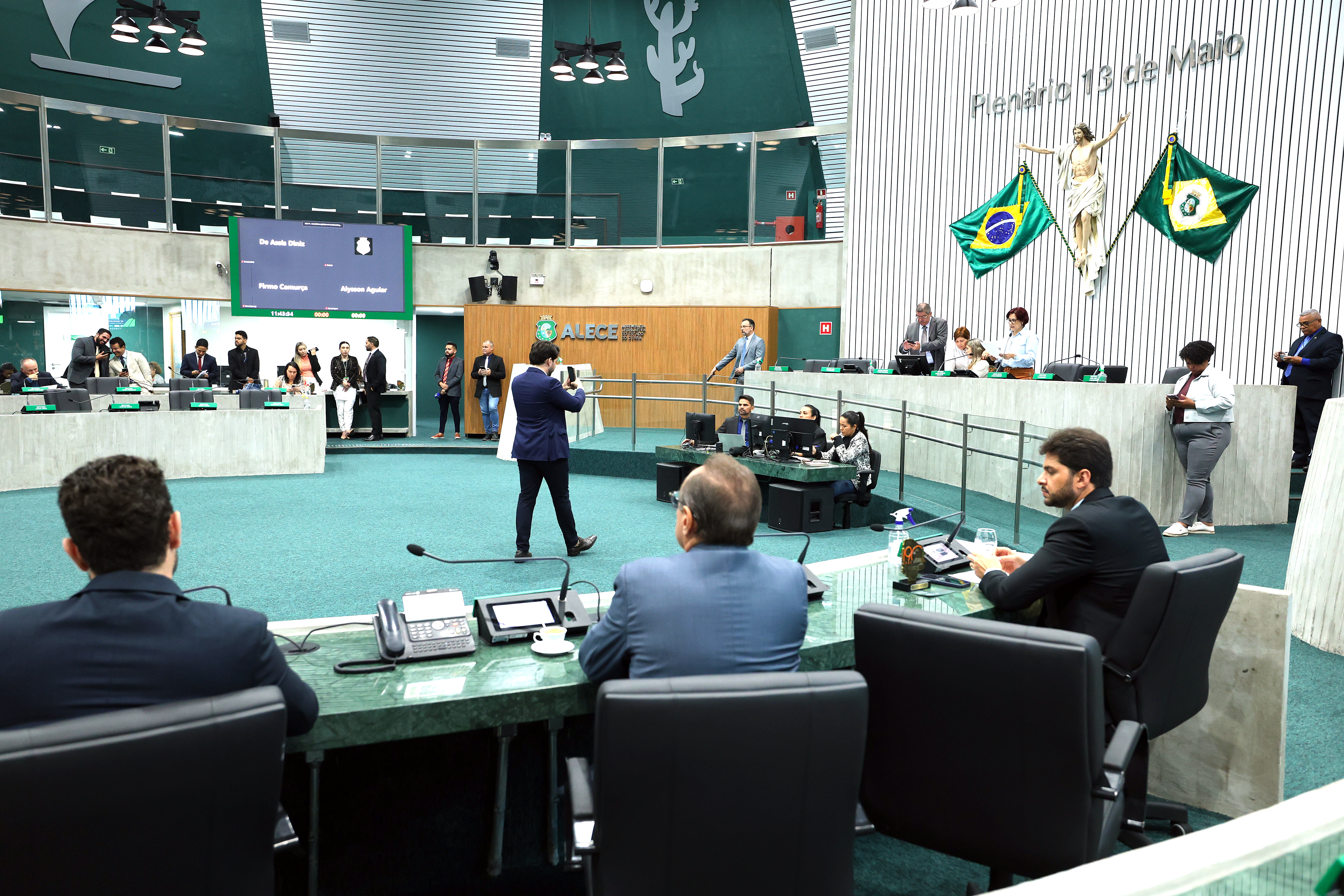 Temas relacionados à saúde, à segurança pública e saudação às mães pautaram as falas de deputados durante a ordem do dia