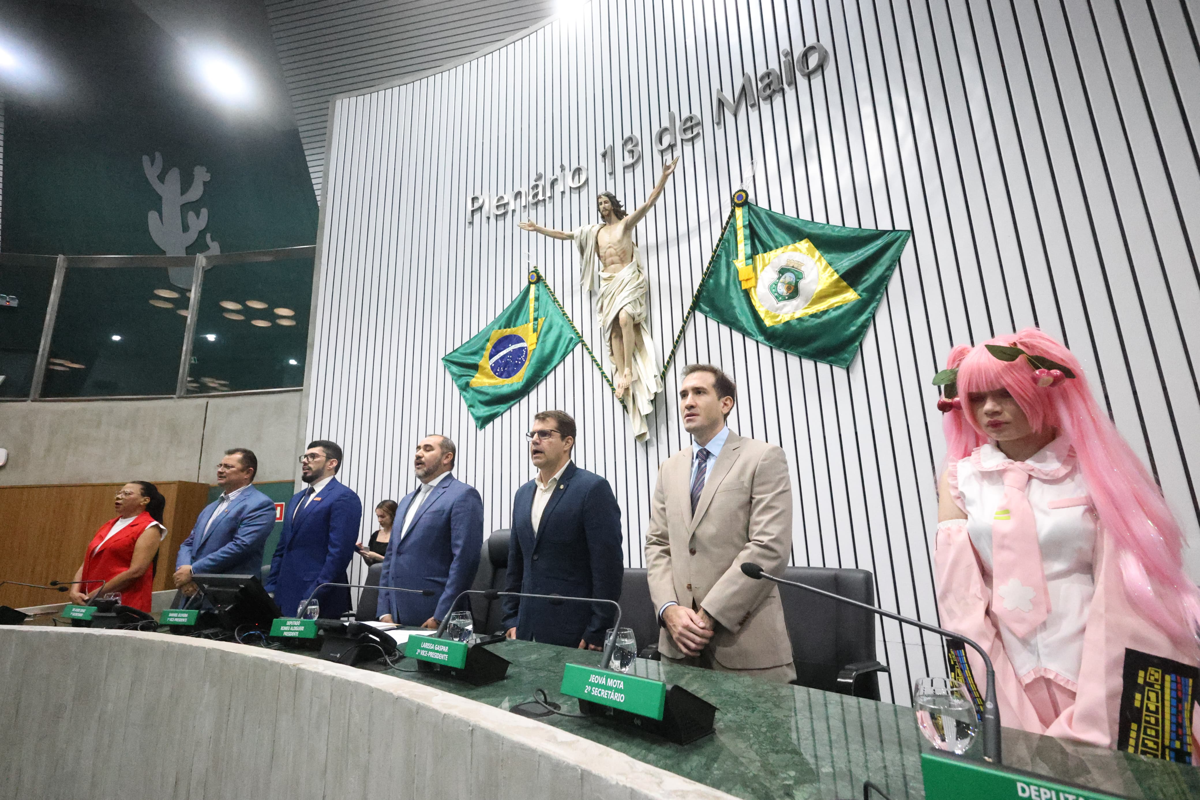 A mesa da cerimônia é formada por parlamentares e homenageados