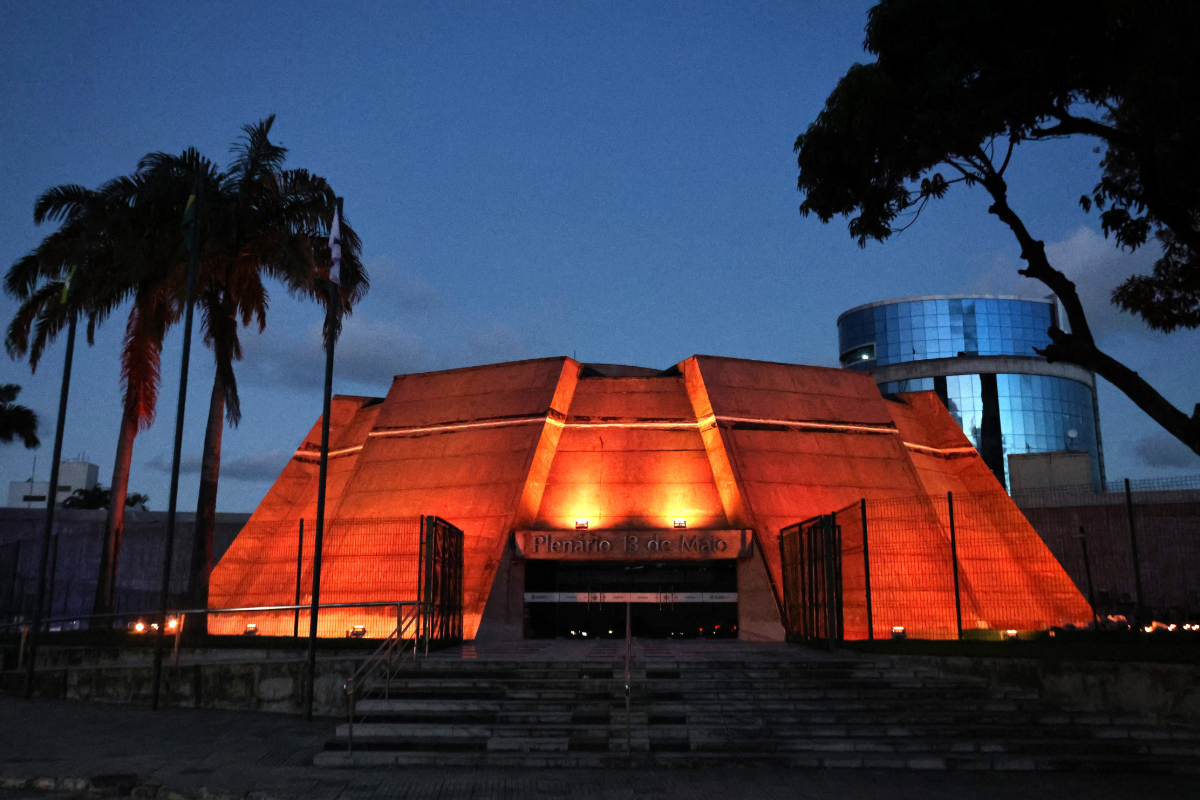 Iluminação exterior do Plenário 13 de Maio faz referência ao Maio Laranja