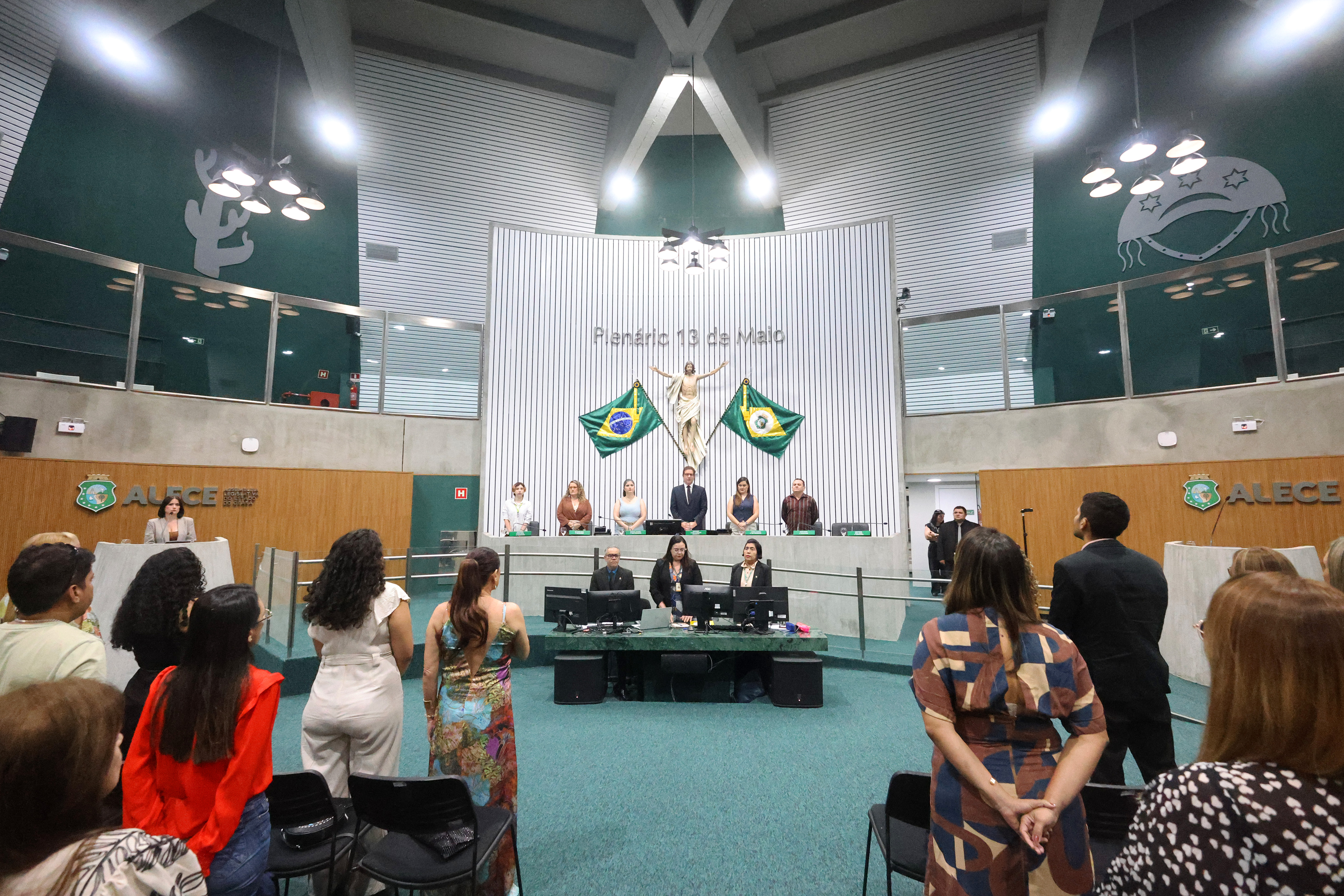 Sessão solene foi realizada no Plenário 13 de Maio