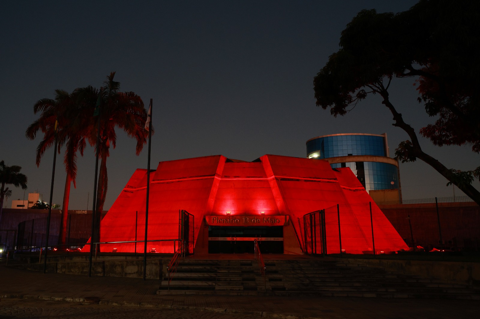 Fachada do Plenário 13 de Maio ganha iluminação alusiva à doação de sangue