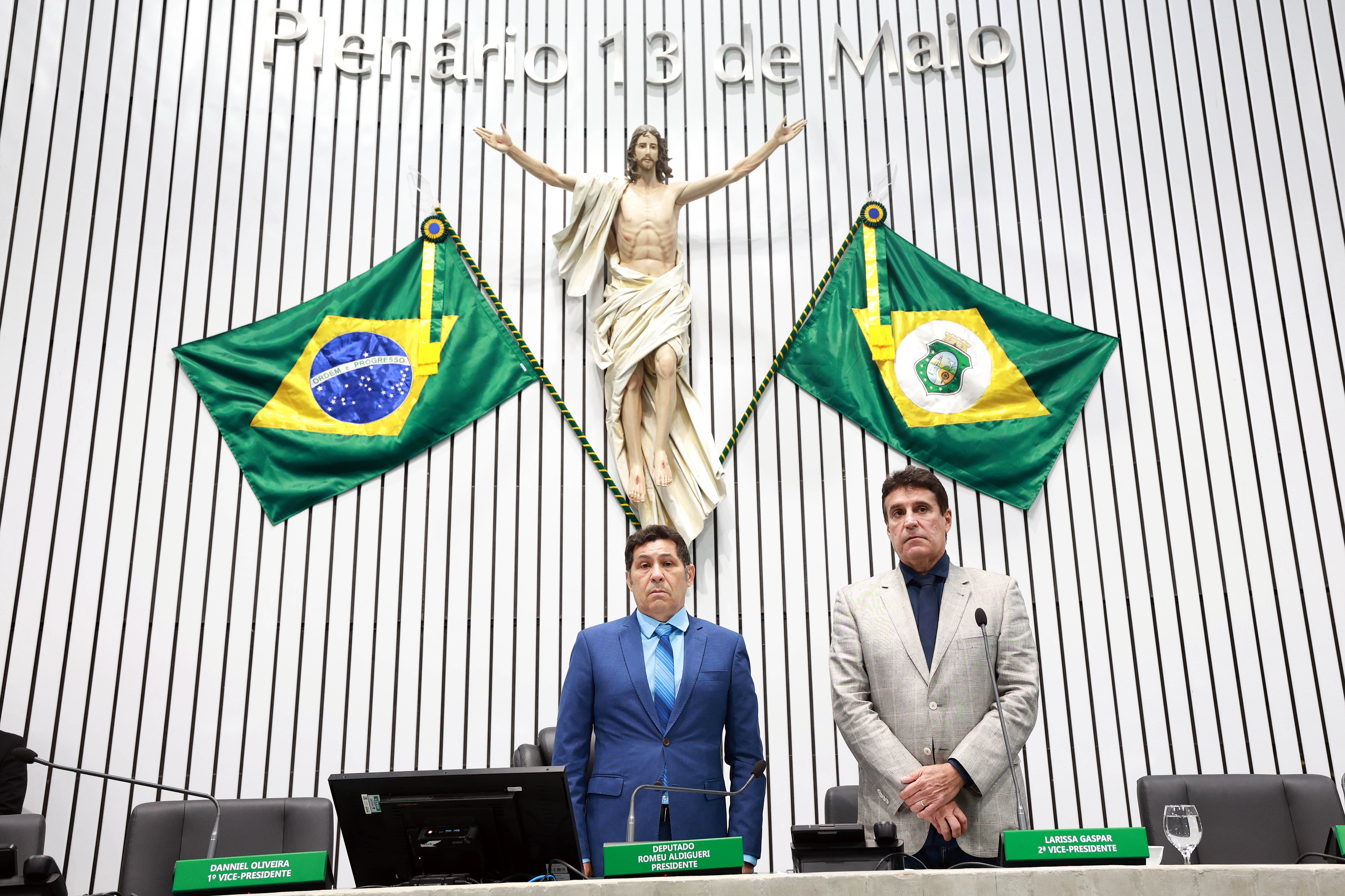 Em posição de respeito, os deputados prestam homenagem ao ex-deputado Leorne Belém