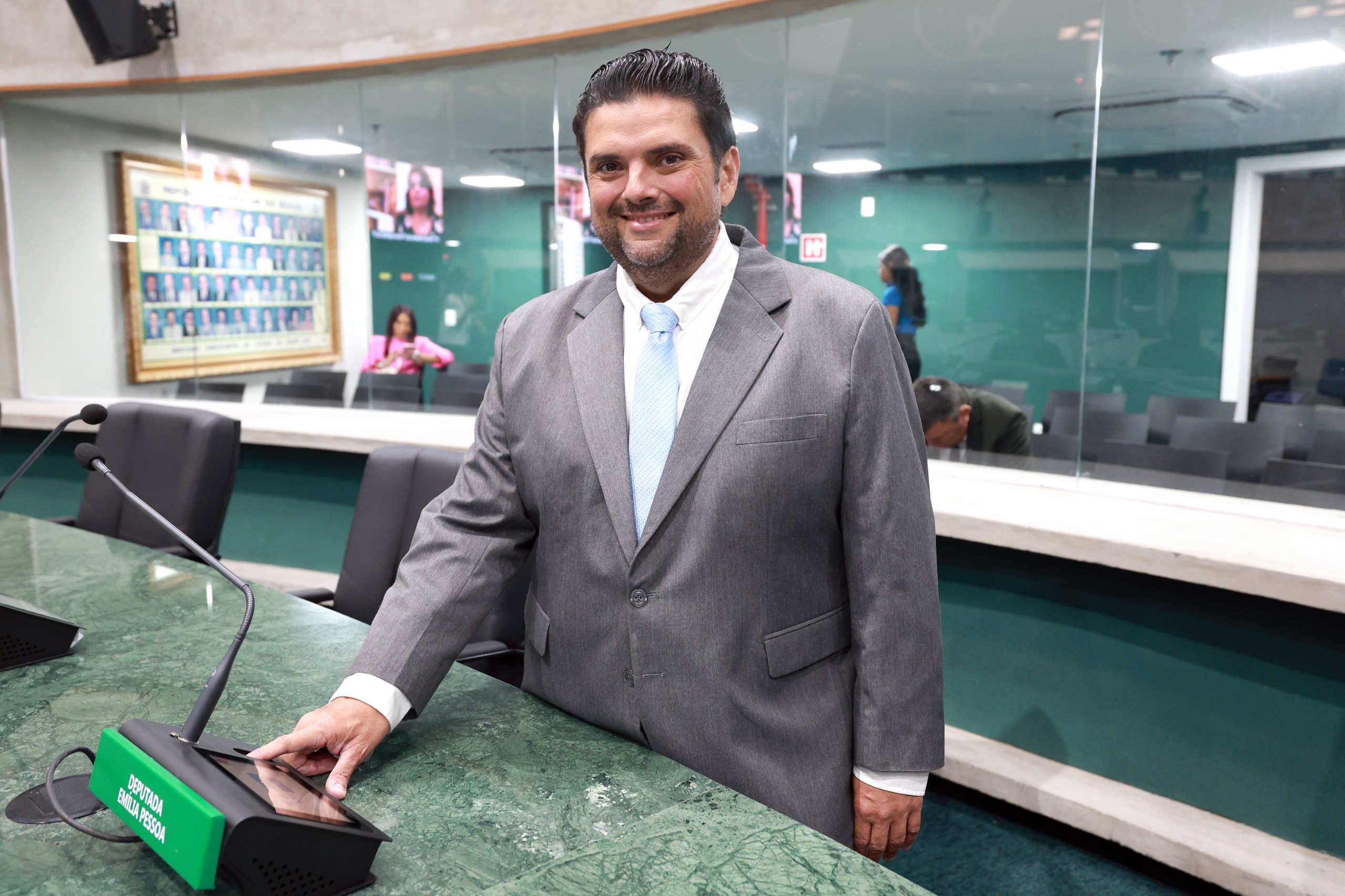 O deputado Gordim Araújo (PSDB) é empossado para assumir uma cadeira no Legislativo estadual