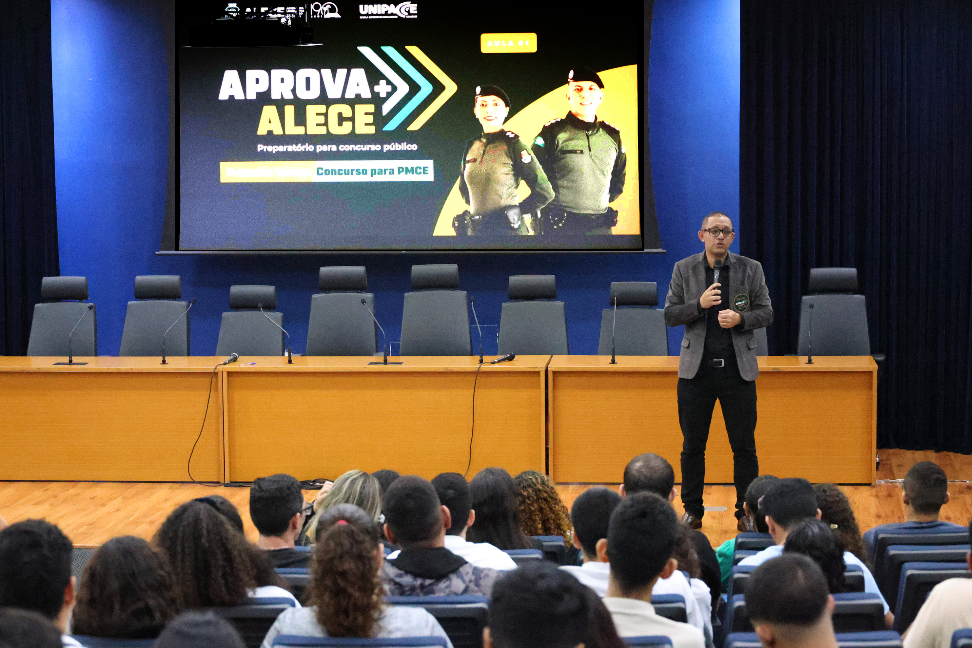 A primeira aula presencial do curso lotou o auditório Murilo Aguiar, na Alece