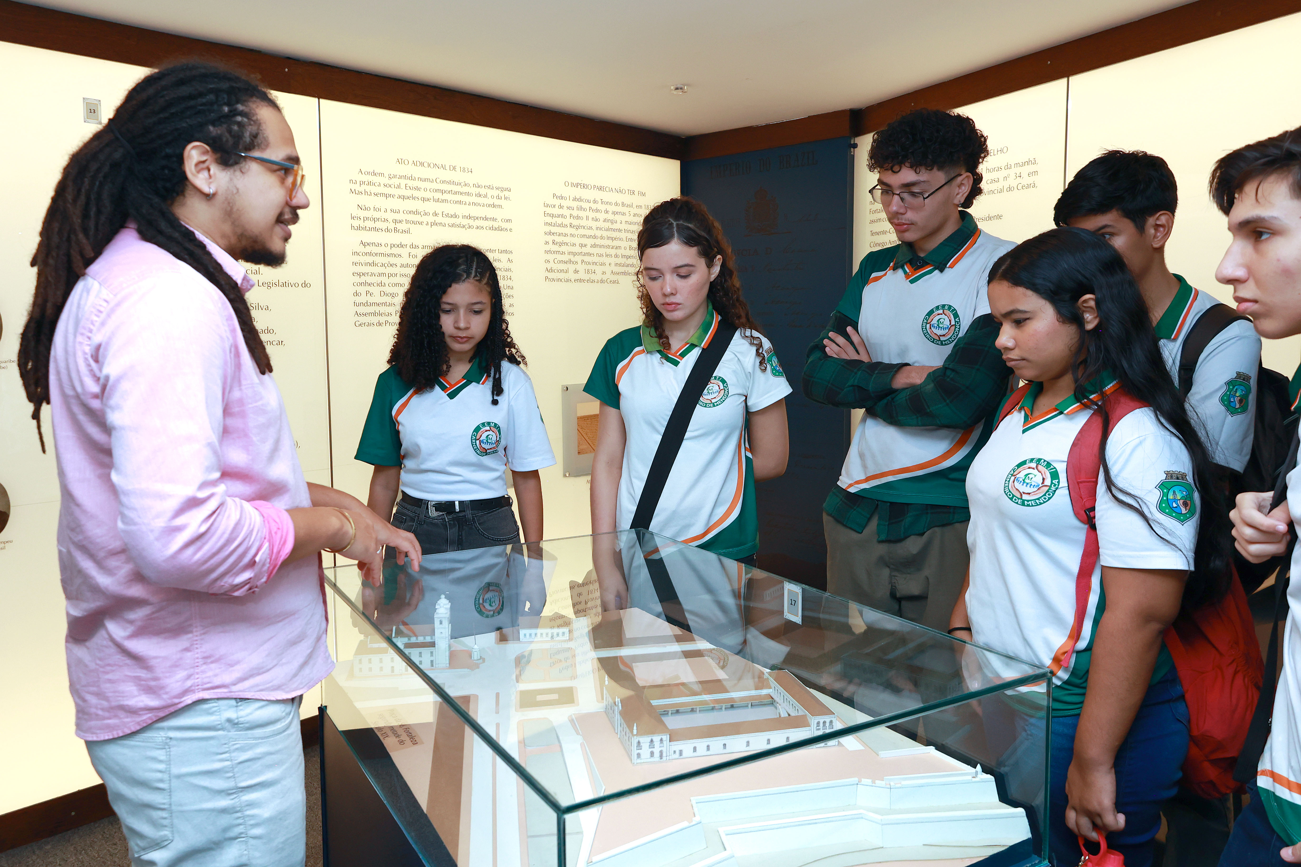 Alunos da Escola Carneiro de Mendonça participam de visita guiada ao Memorial da Alece