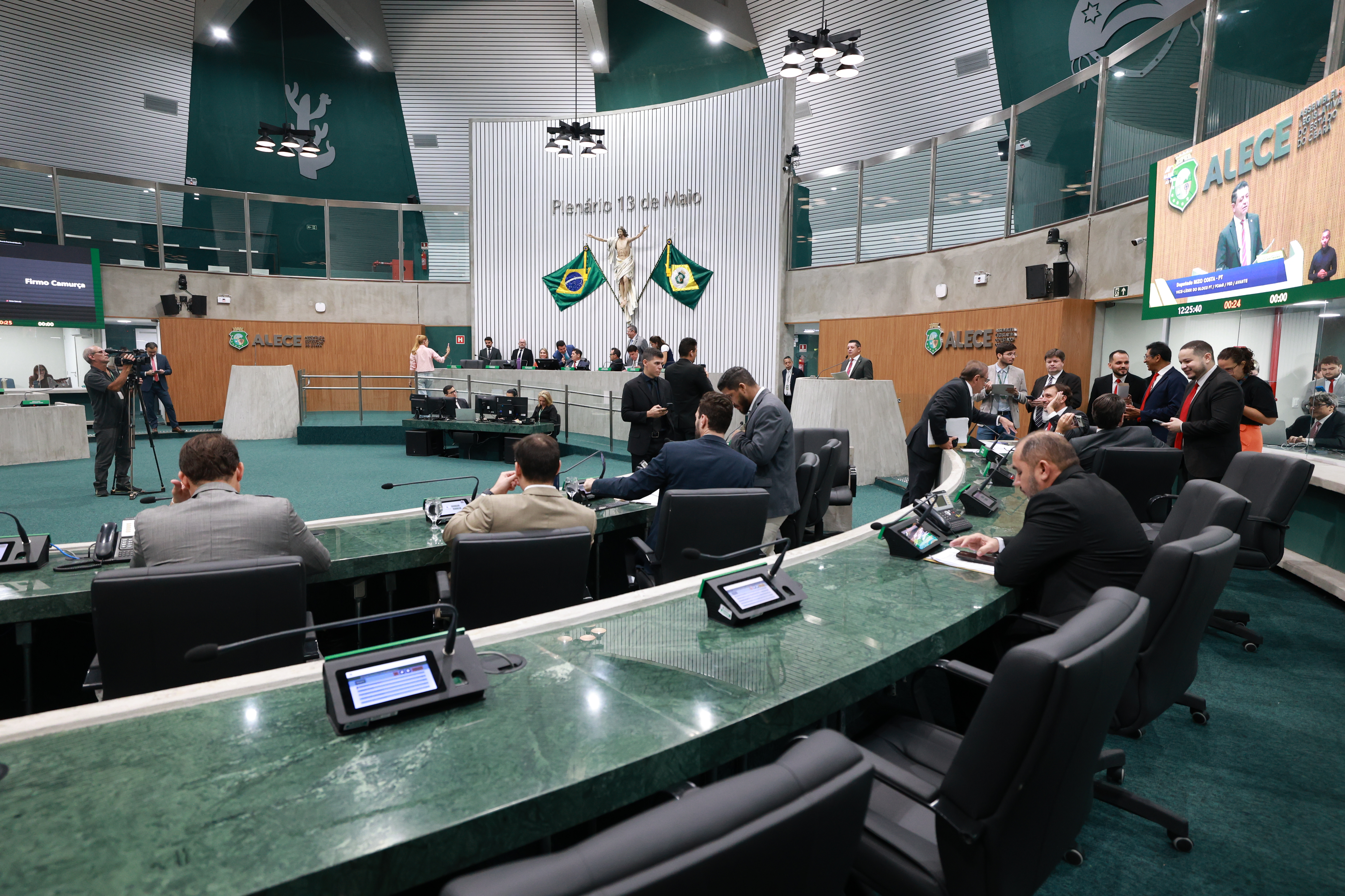 Parlamentares debatem segurança pública durante a ordem do dia da sessão plenária desta terça-feira