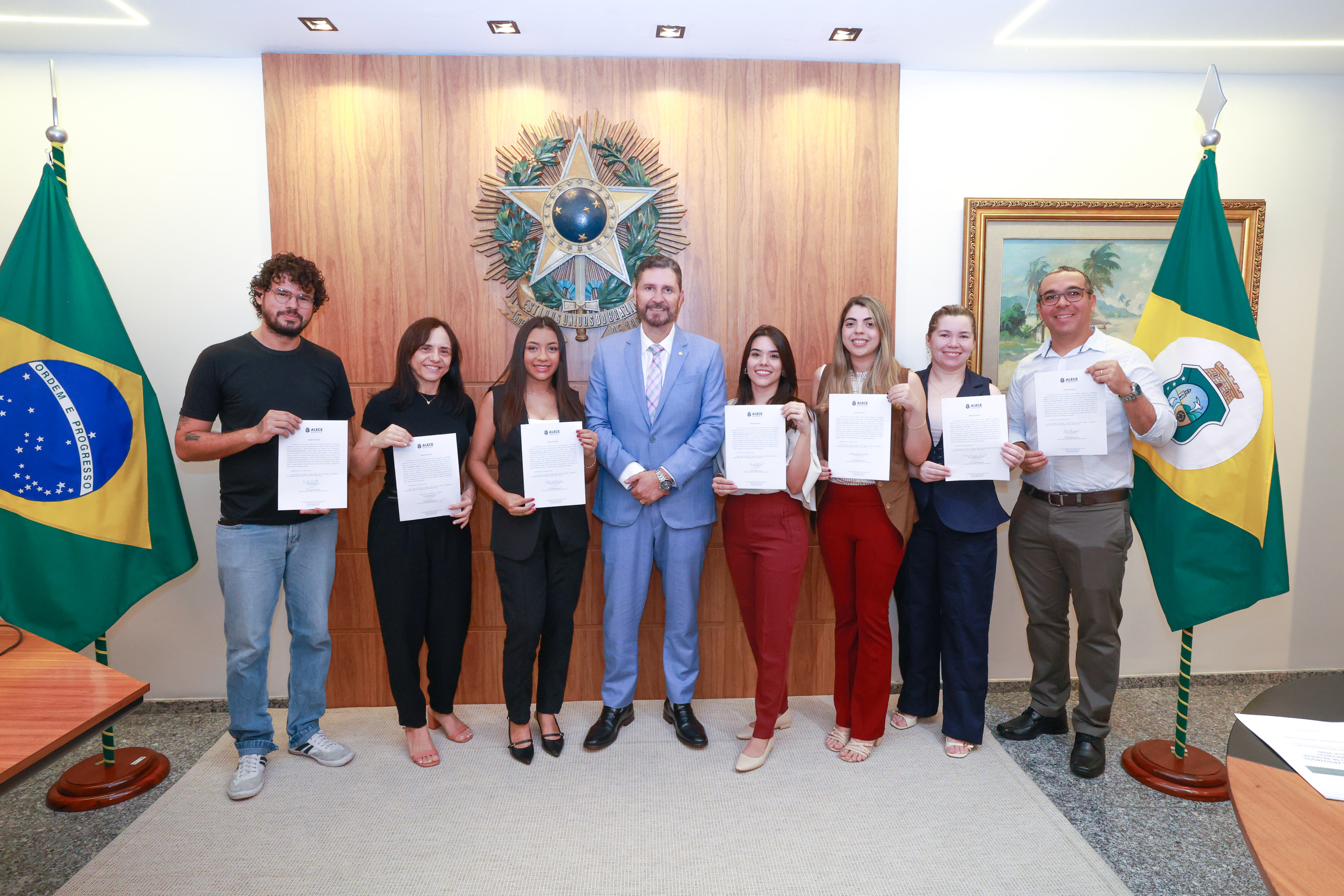 Alece empossa mais sete servidores concursados do cadastro de reserva