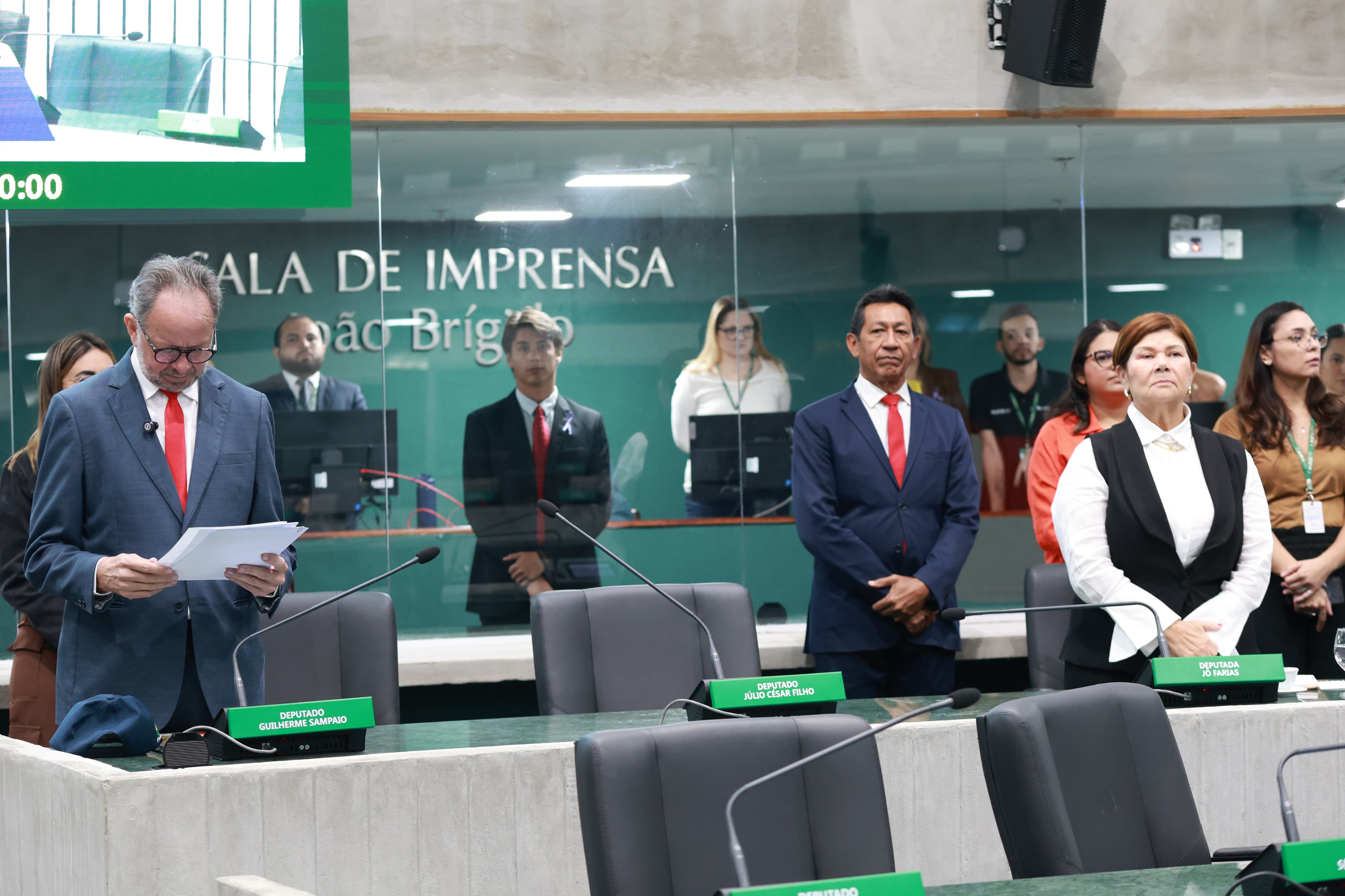 Em posição de respeito, os parlamentares prestaram homenagem à memória do político