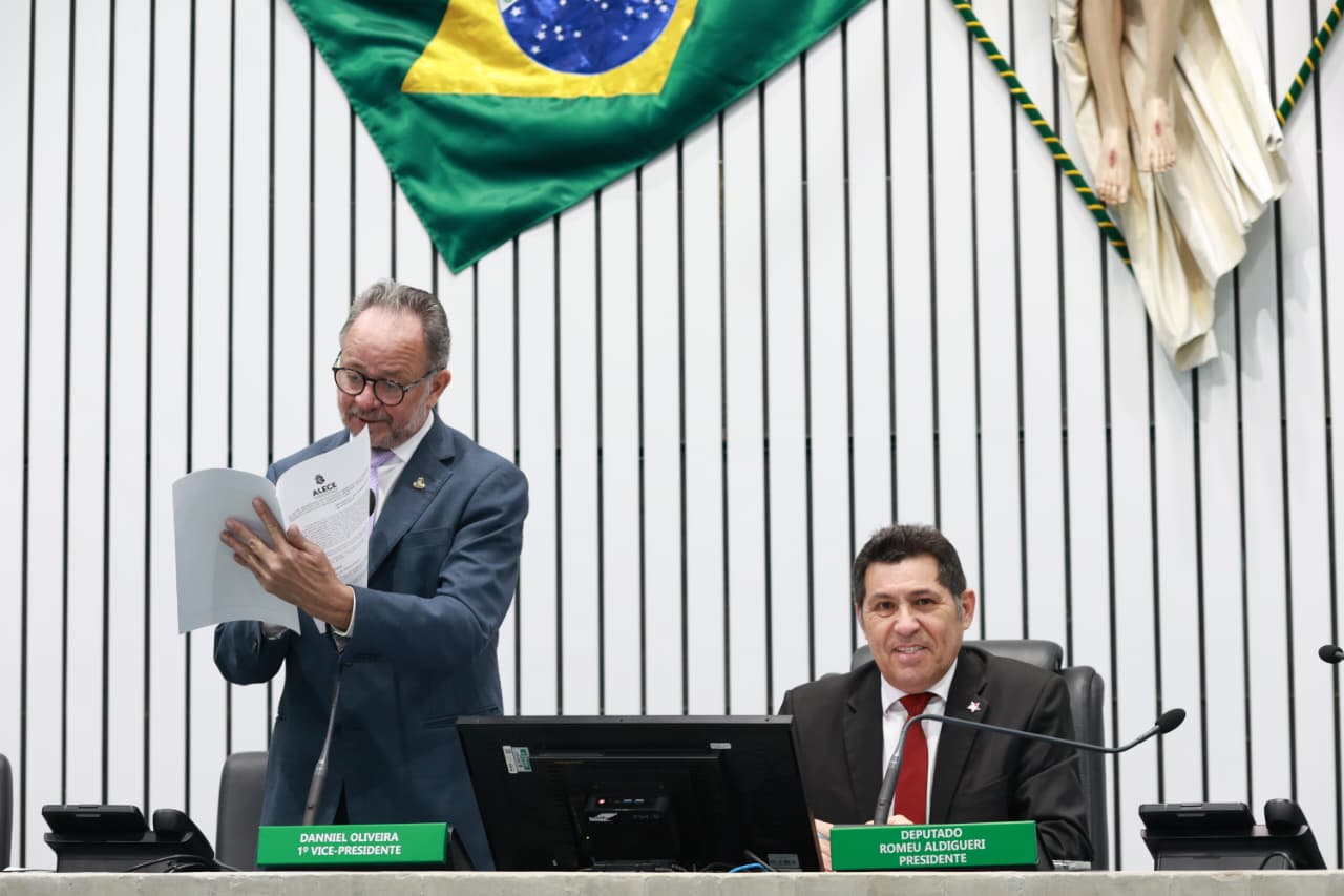 O deputado Acrísio Sena (PT) foi o responsável pela leitura dos projetos