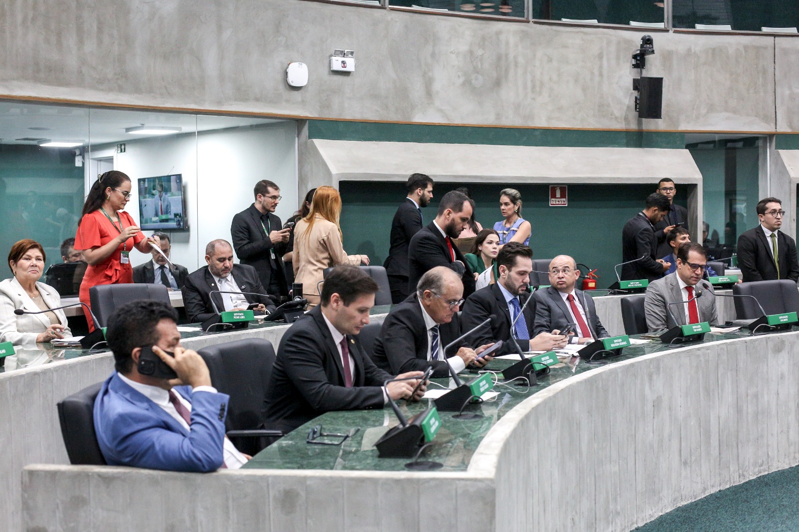 Proteção de crianças na internet, acesso à rede, entre outros temas são debatidos na sessão desta quarta