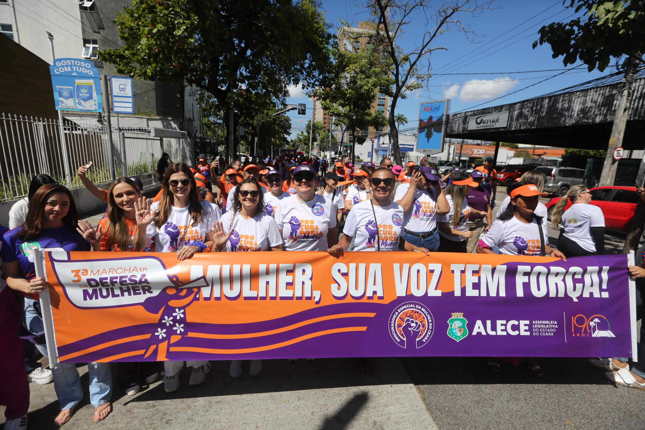Marcha realizada pela Alece mobiliza sociedade na luta contra a violência de gênero