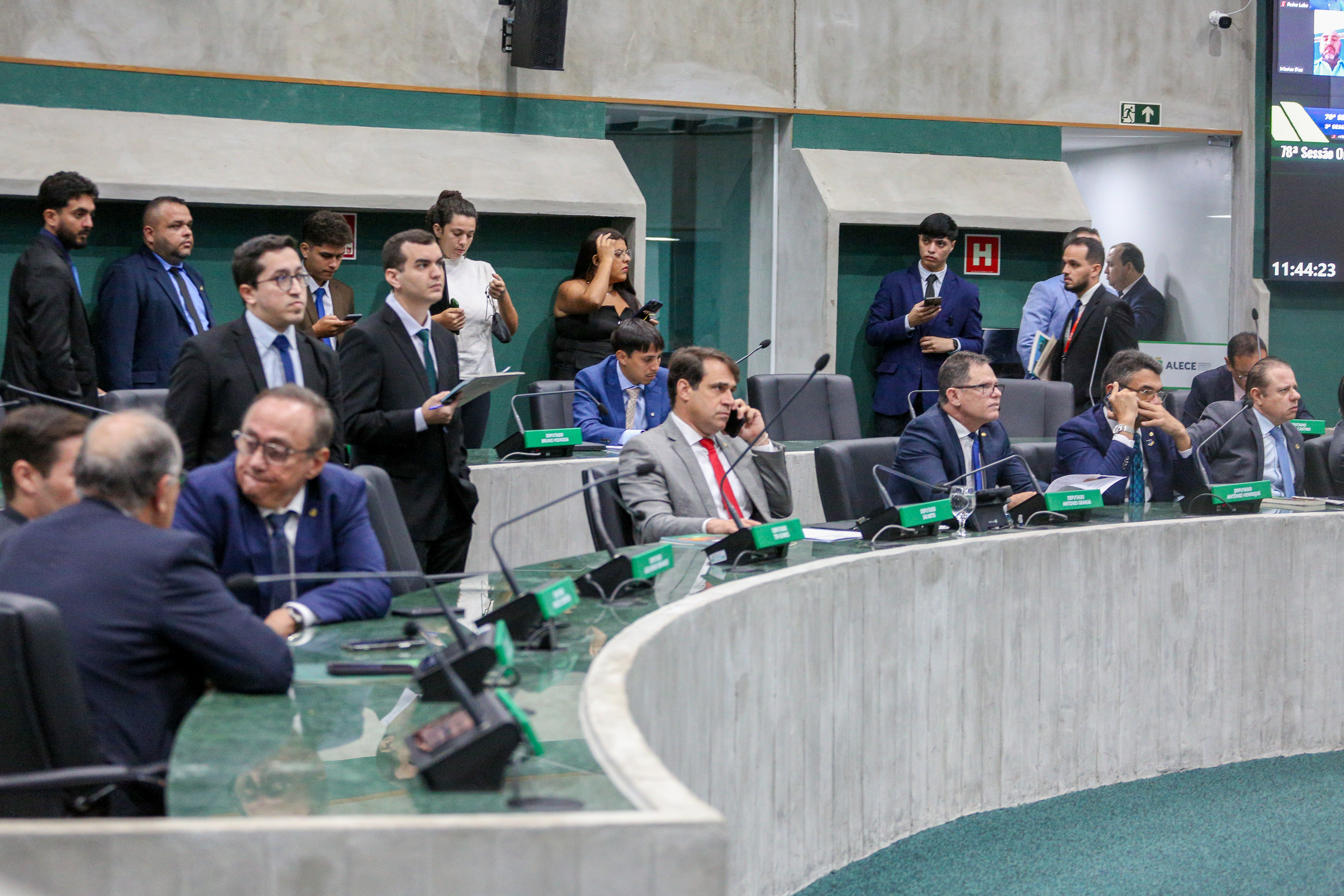 Deputados durante a sessão plenária desta terça-feira (09/09)