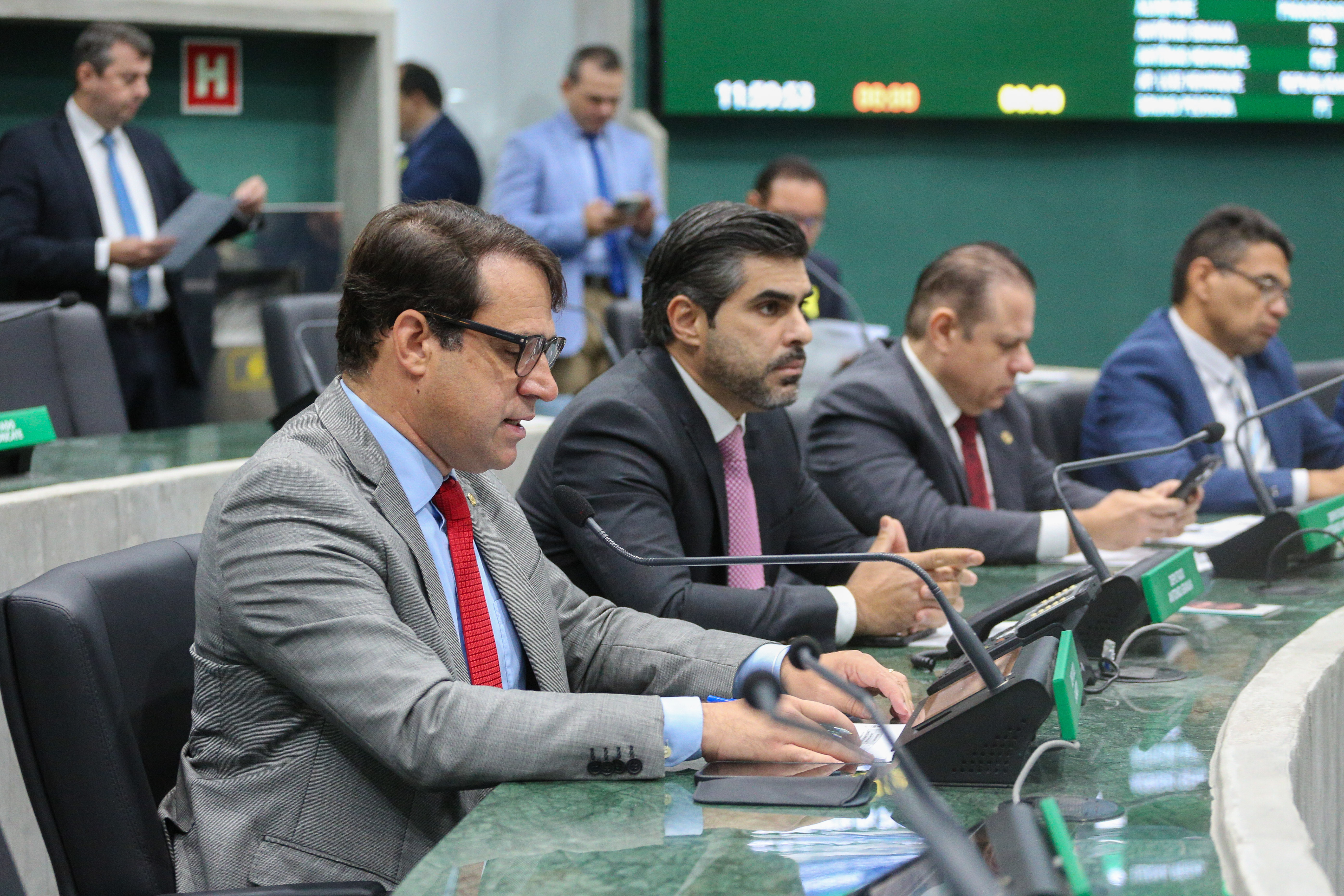 Deputados durante a sessão plenária desta quarta-feira (10/09)
