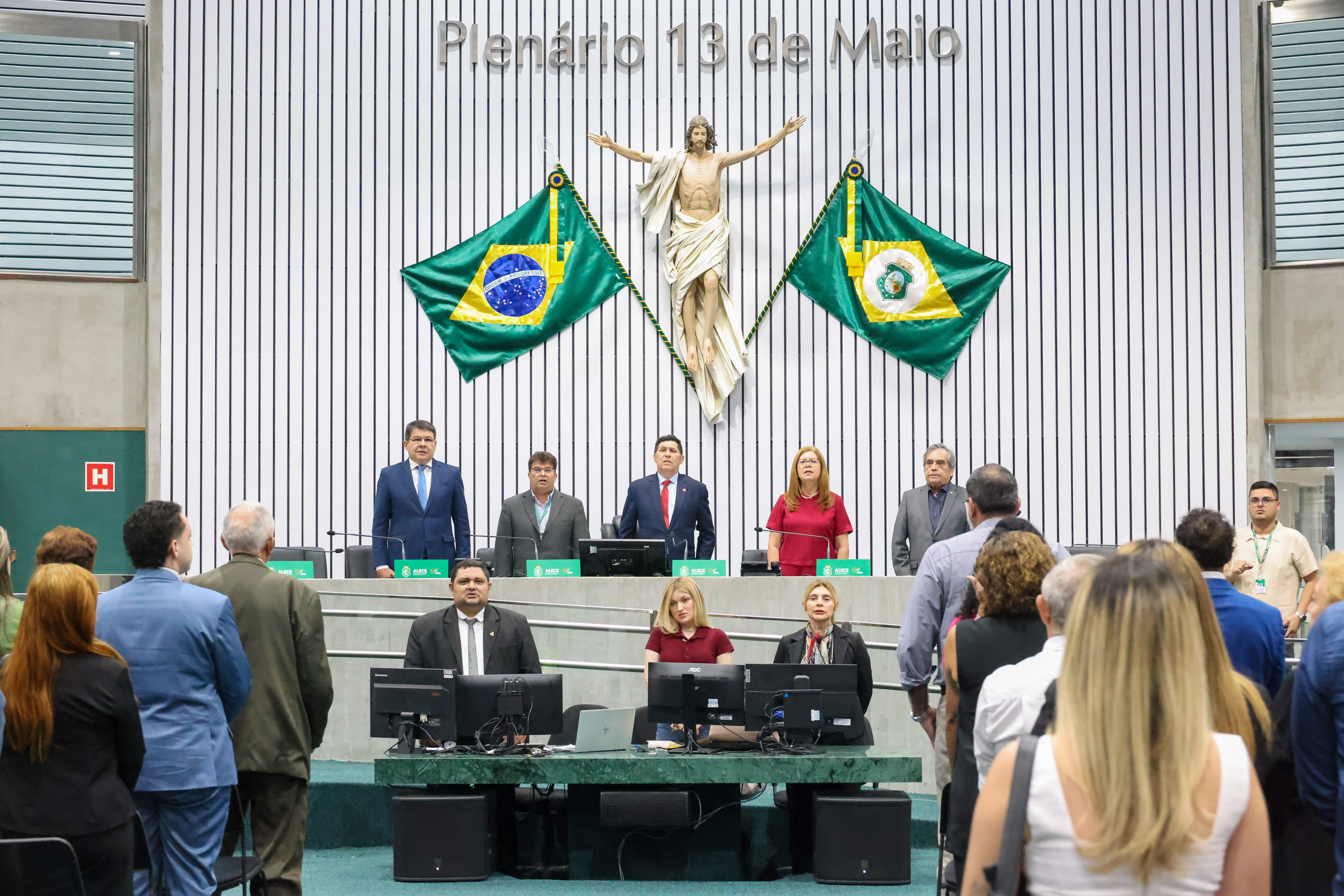 Sessão solene foi realizada no Plenário 13 de Maio