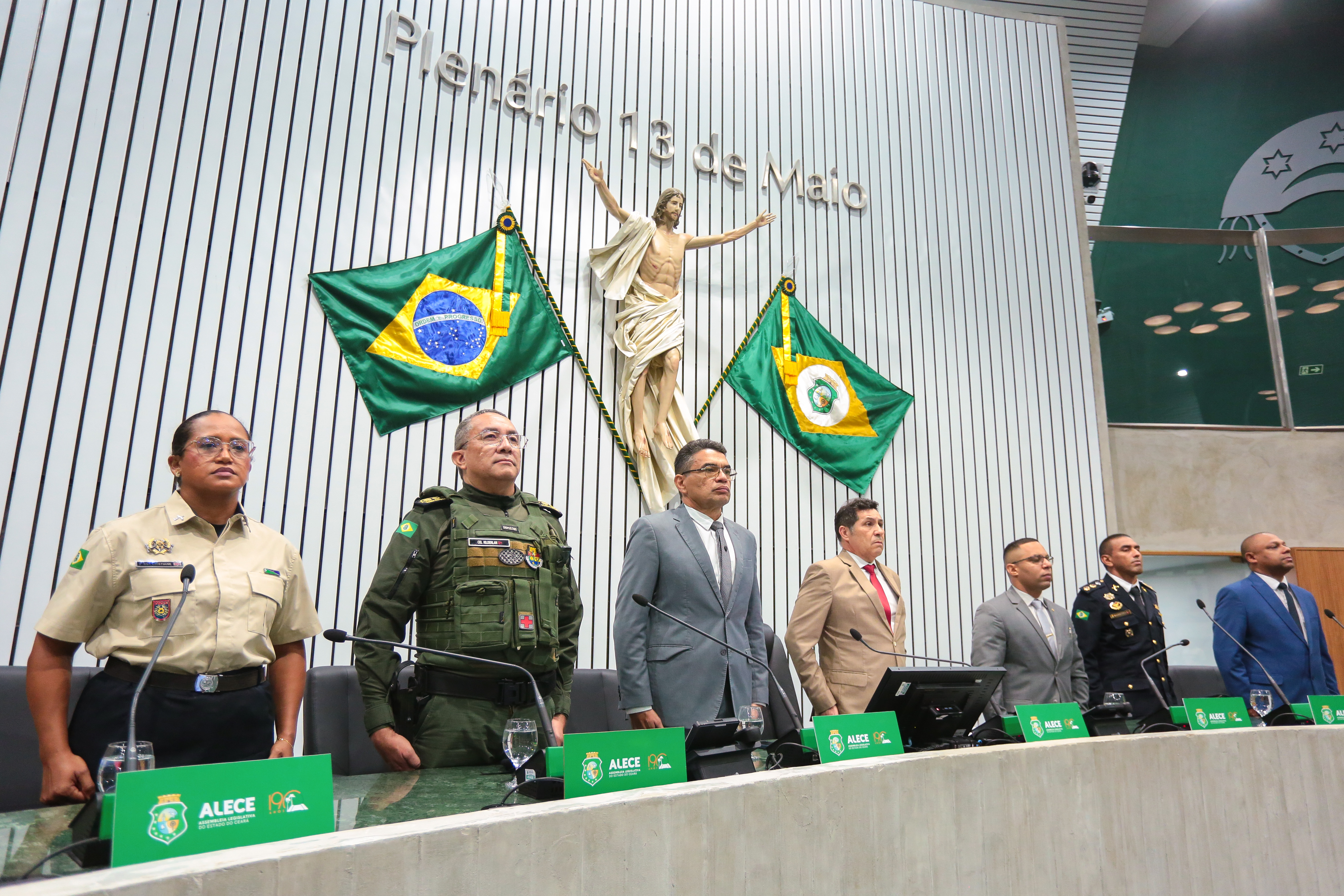 Sessão solene foi realizada no Plenário 13 de Maio