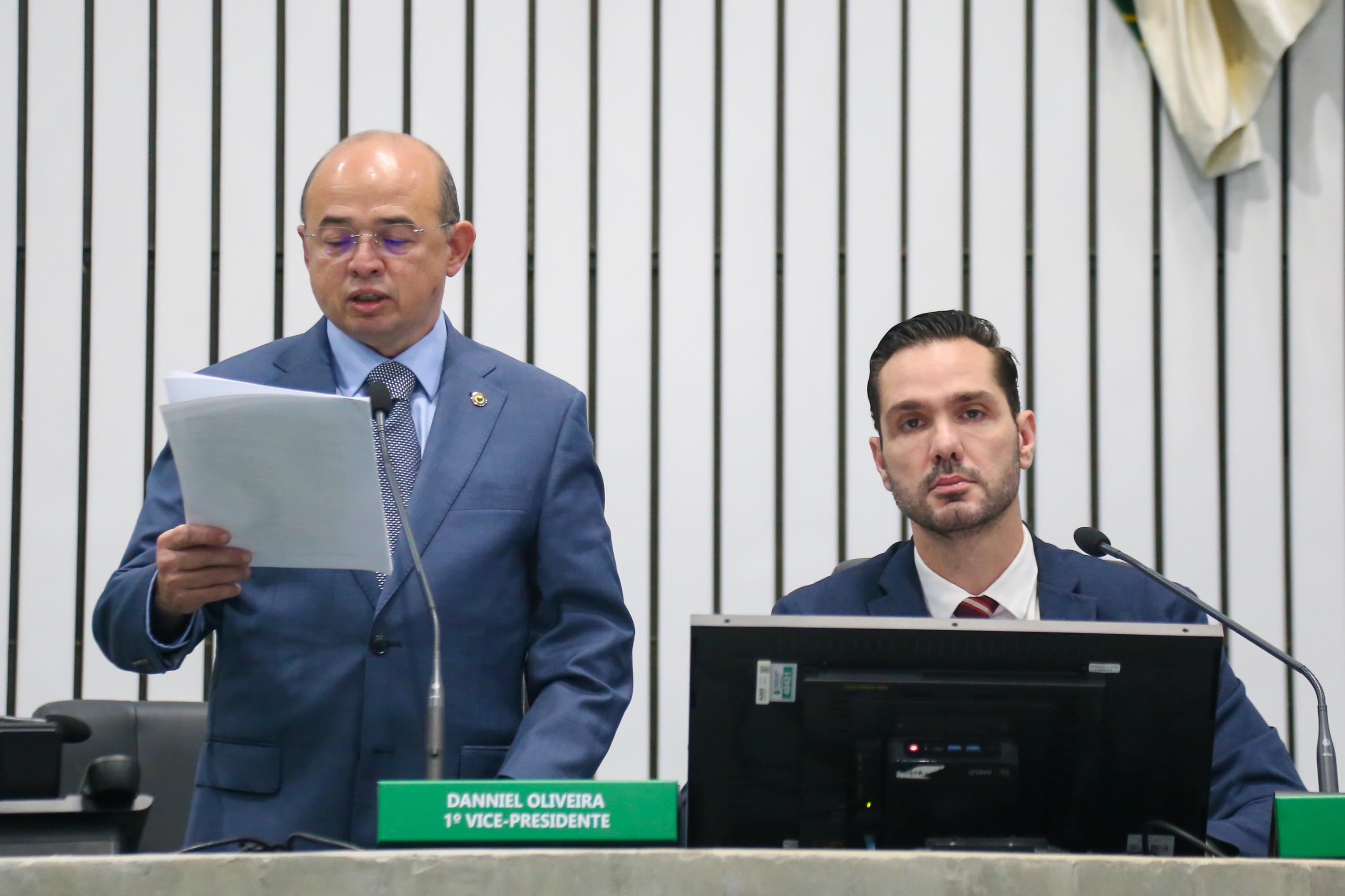 Deputados durante a abertura da sessão plenária desta terça-feira (23/09)