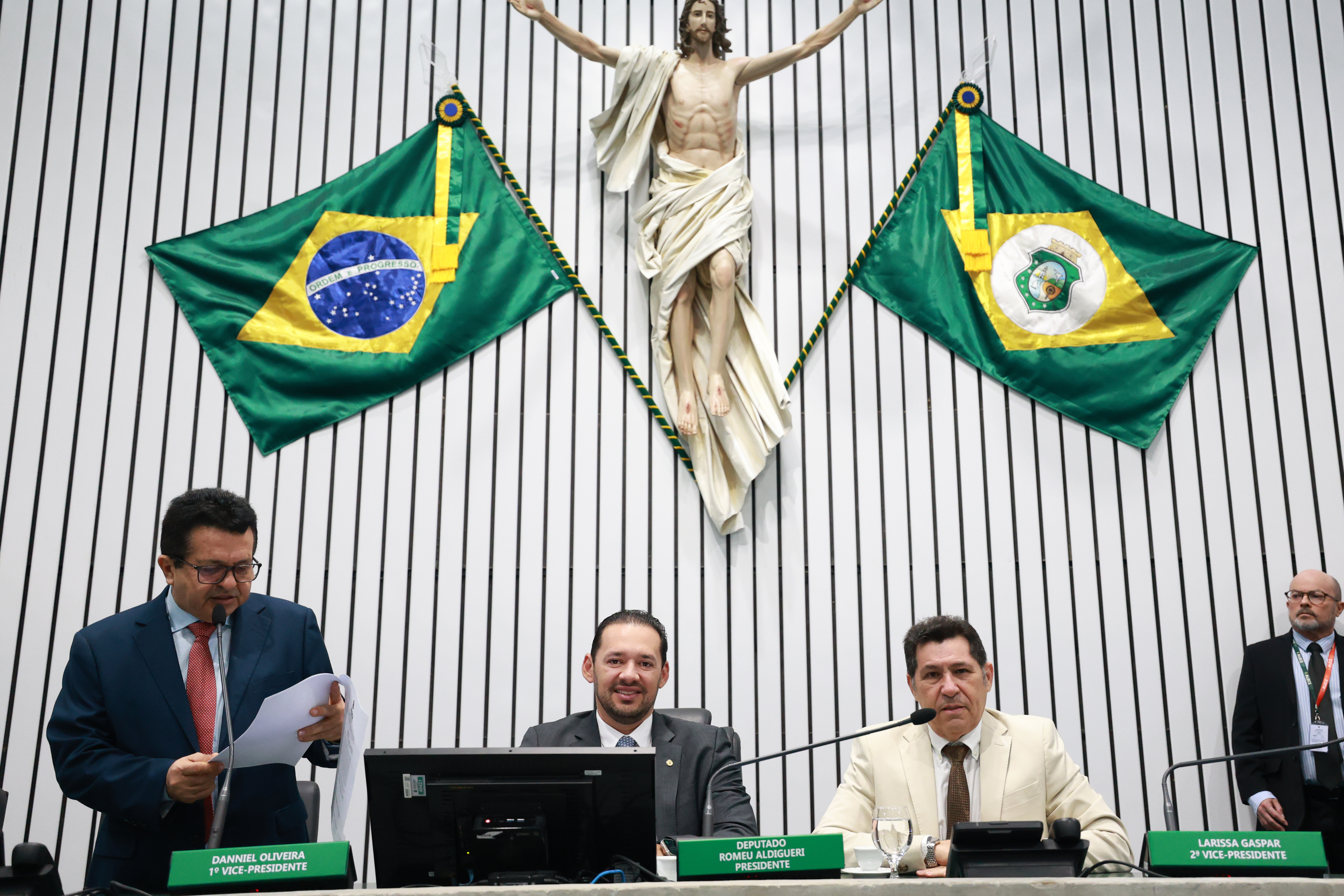 Leitura do expediente durante a abertura da sessão plenária desta quarta-feira (15/10)