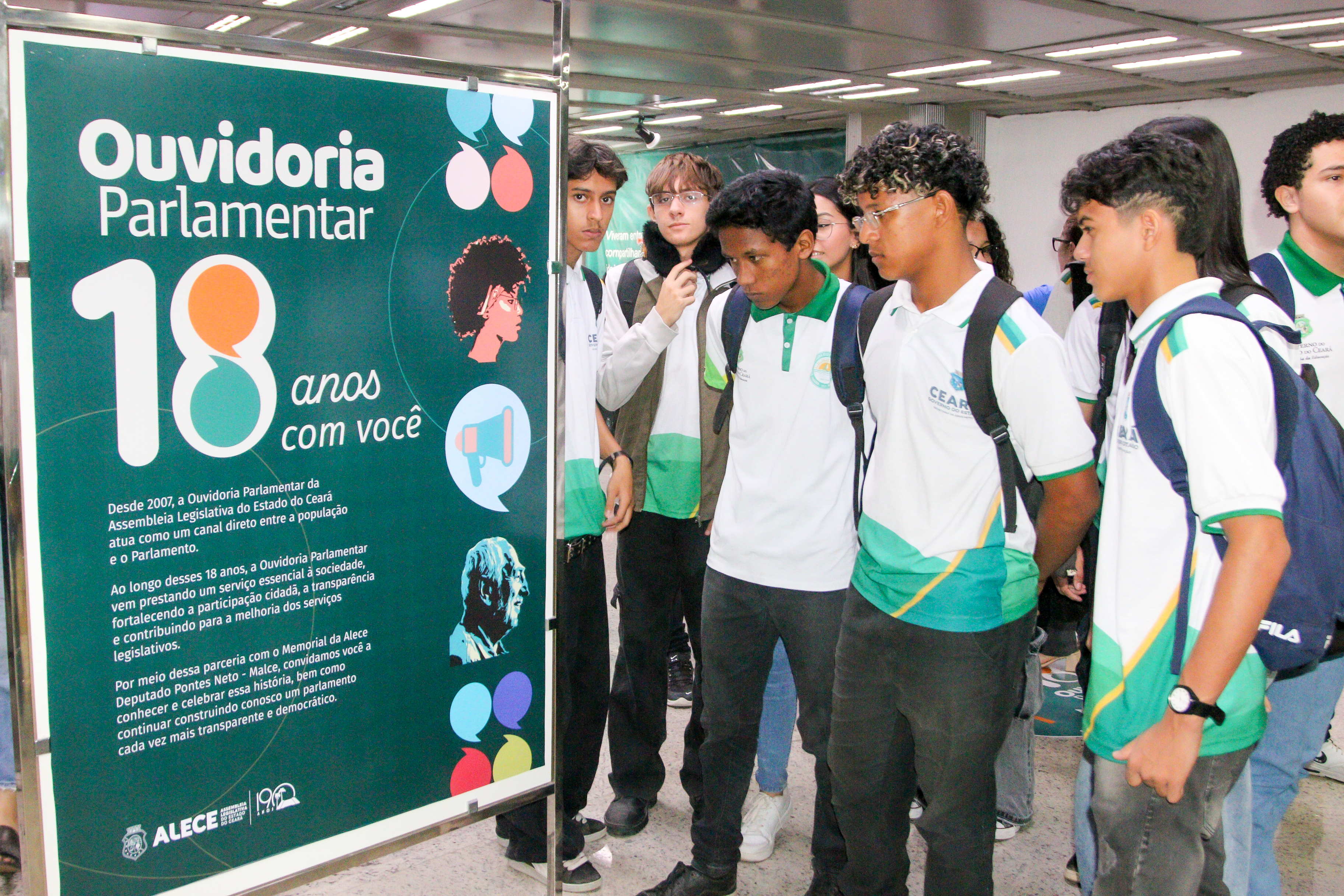 Alunos da EEMTI Professora Iracy Pereira de Alcântara visitaram a mostra sobre os 18 anos da Ouvidoria Parlamentar da Alece