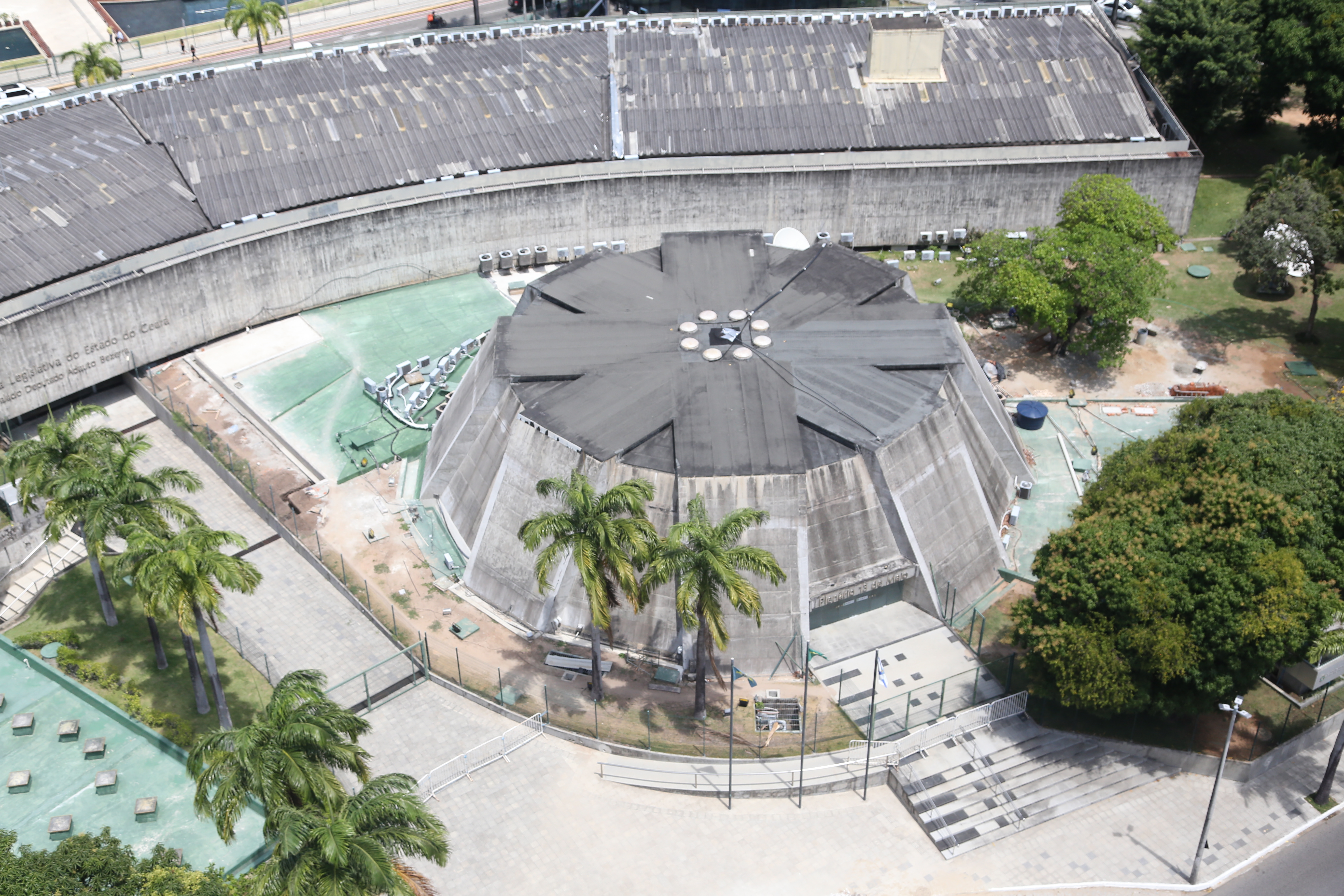 Visão aérea da fachada externa do Plenário 13 de Maio