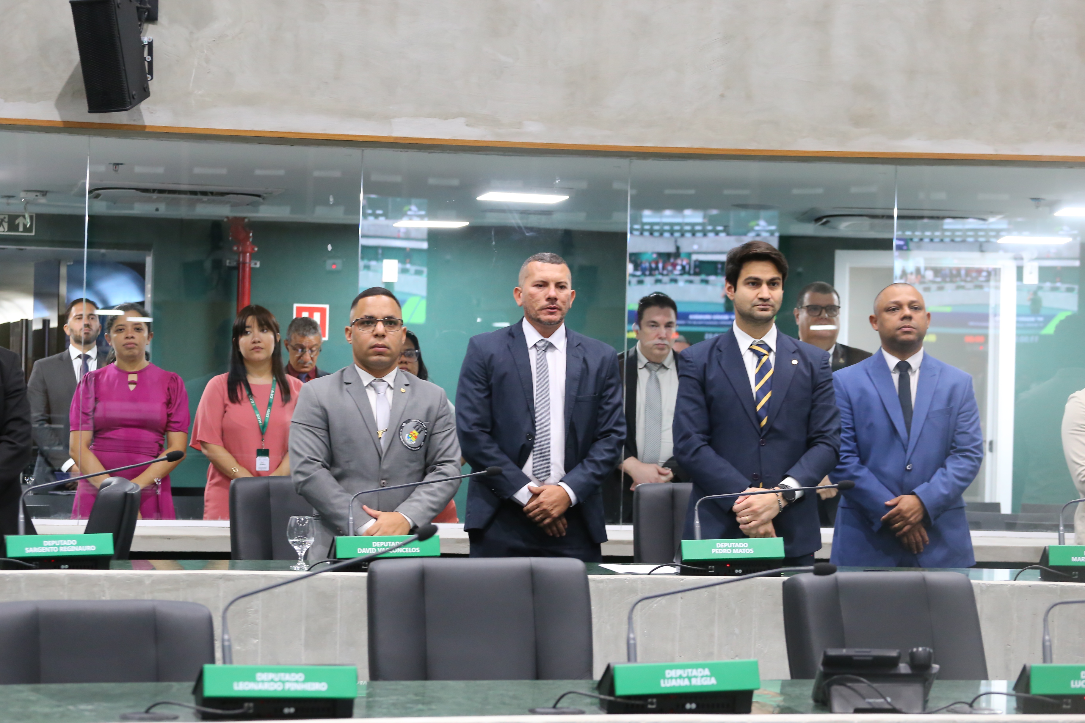 Alece presta minuto de silêncio em homenagem a pai de vereador de Caucaia