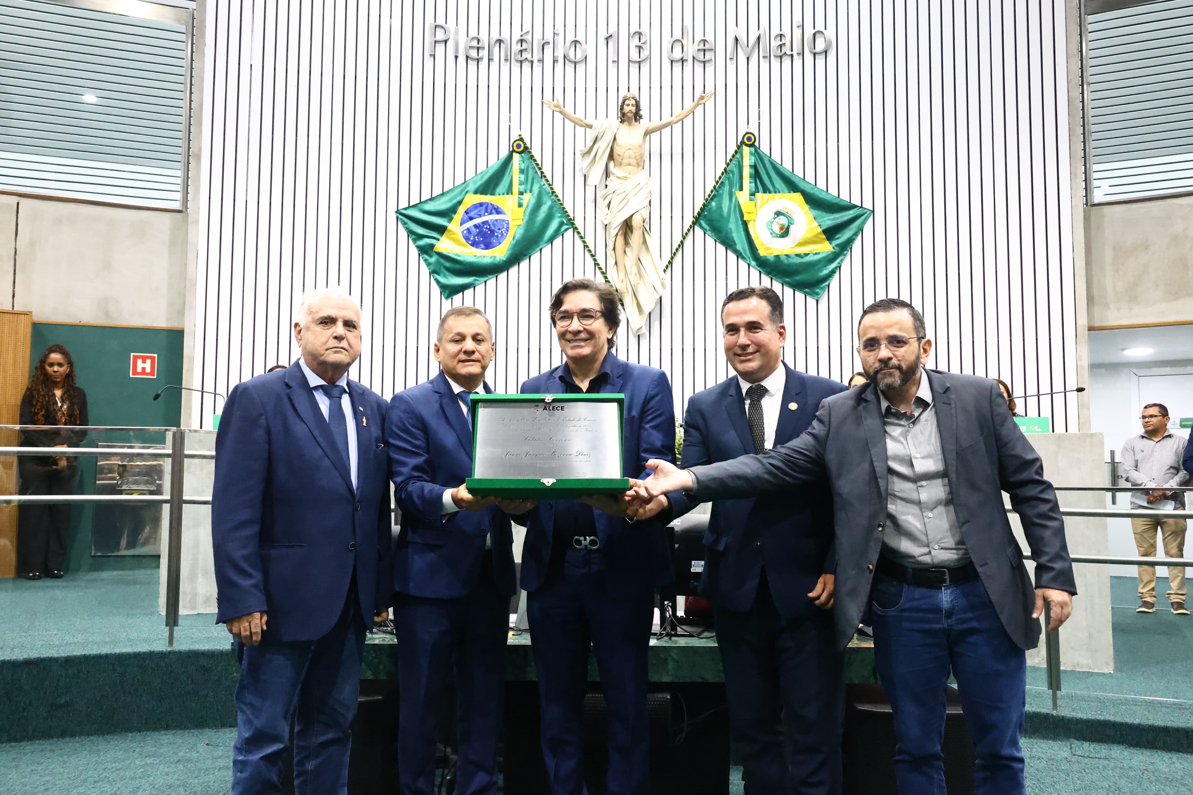 Alece entrega Título de Cidadão Cearense a Janguiê Diniz, fundador da Uninassau