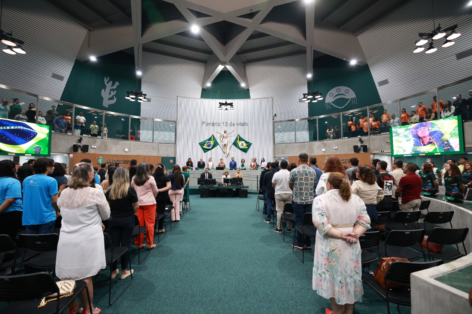 Diversos representantes que contribuem para a defesa dos direitos da criança prestigiaram o evento