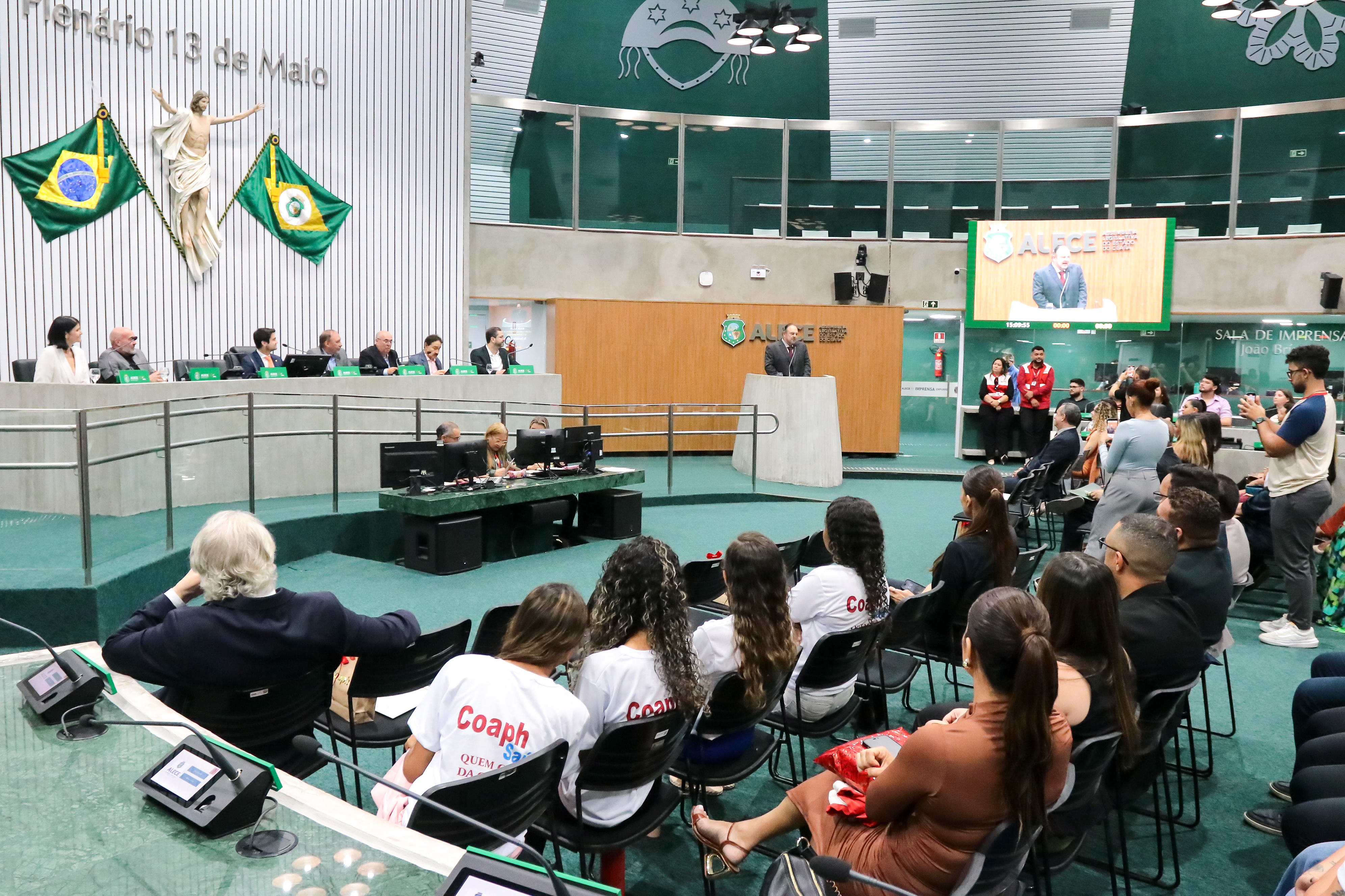 Sessão solene foi realizada no Plenário 13 de Maio