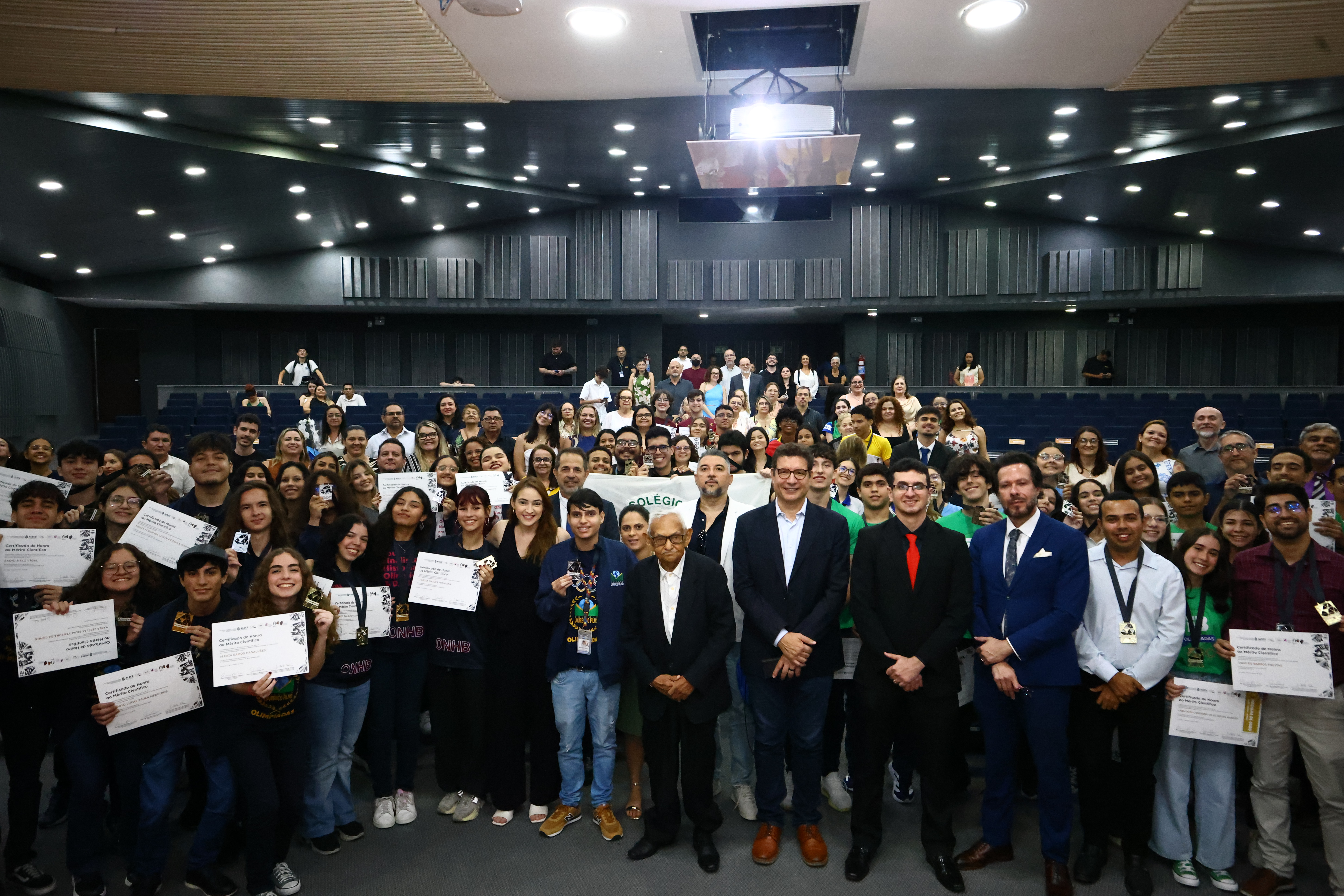 Alece homenageia medalhistas do Ceará da Olimpíada Nacional em História do Brasil