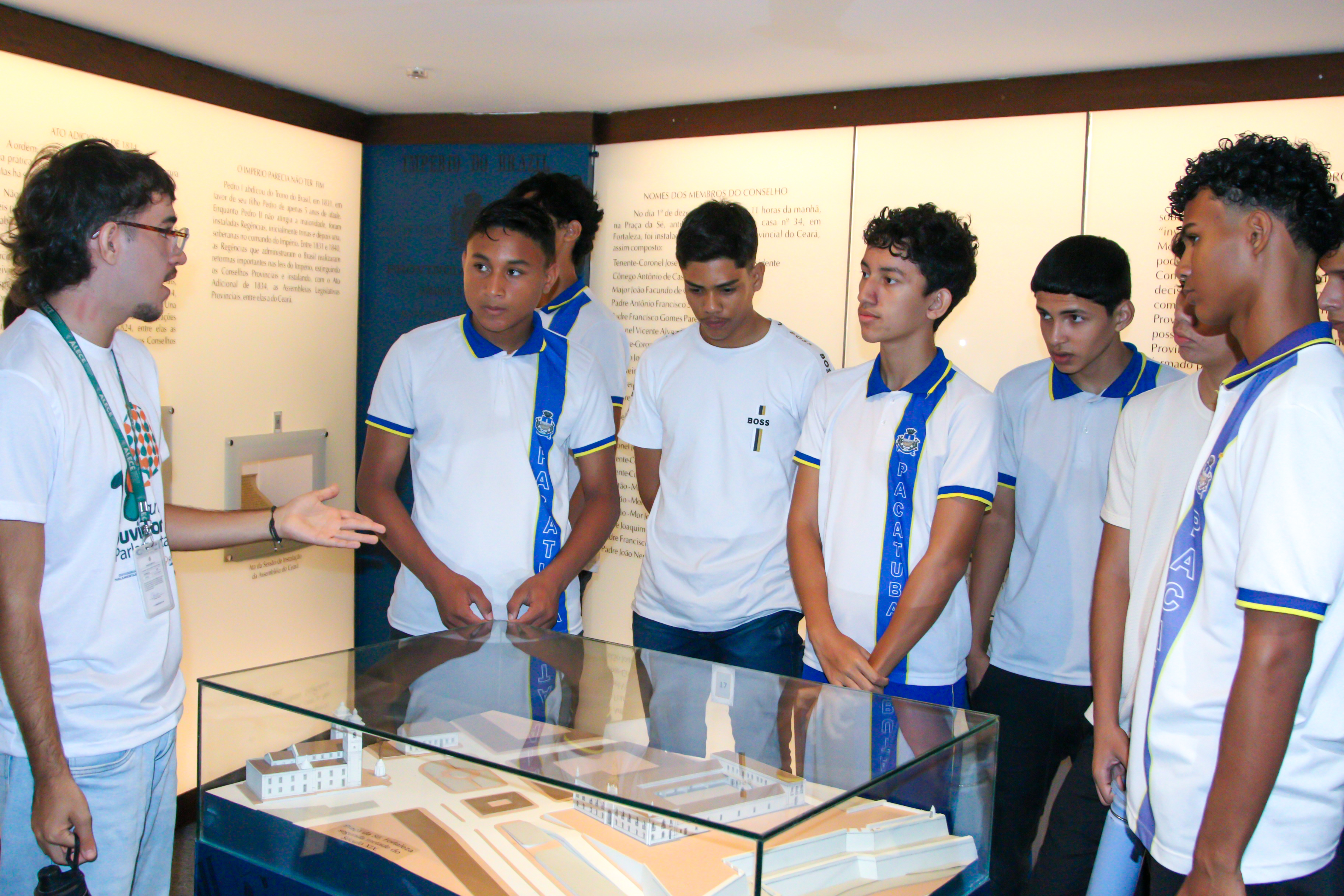 Alunos a Escola Manoel Rosendo participam do projeto O Parlamento e sua história