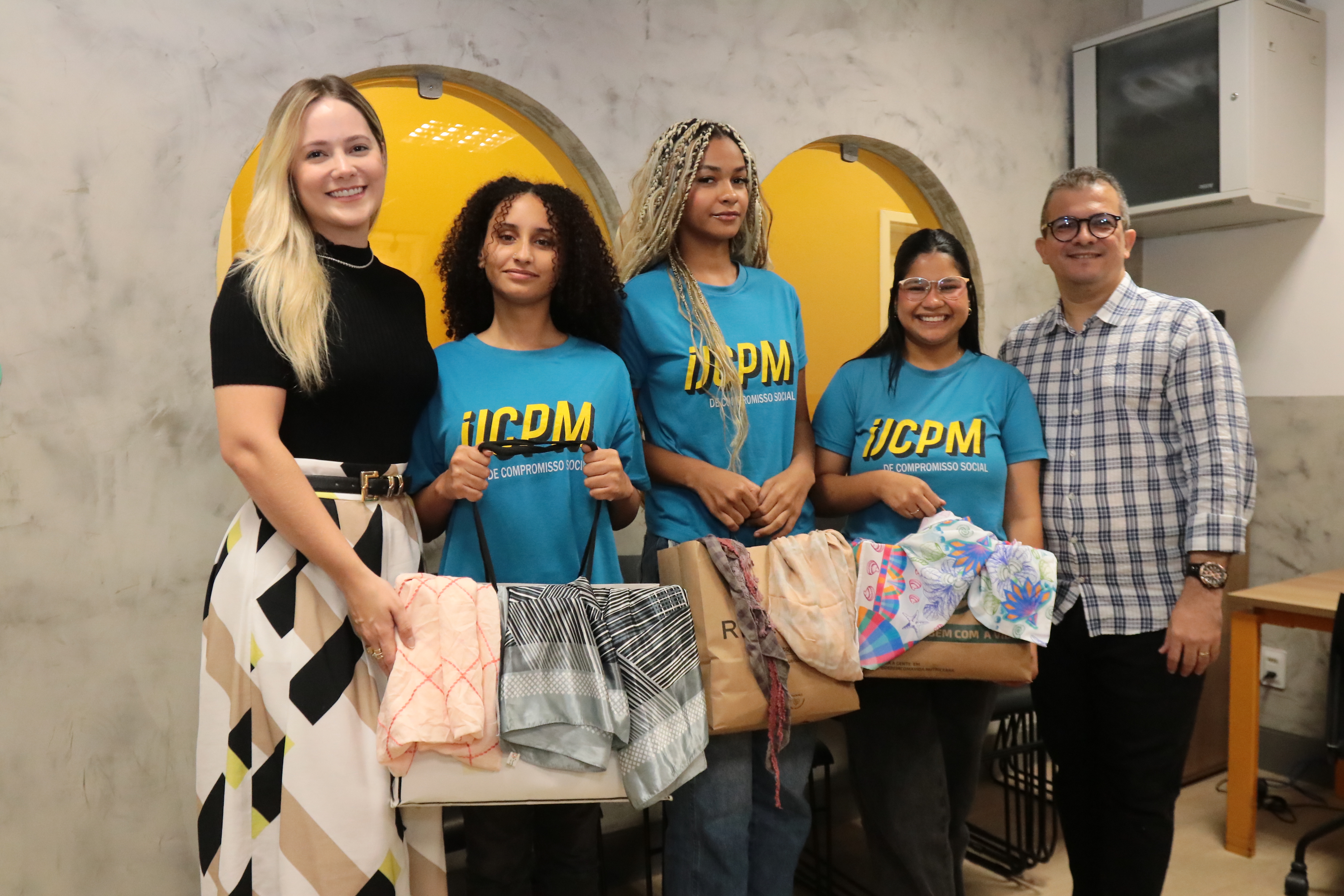 Primeira-dama da Alece recebe doações arrecadadas na campanha Doe Lenços