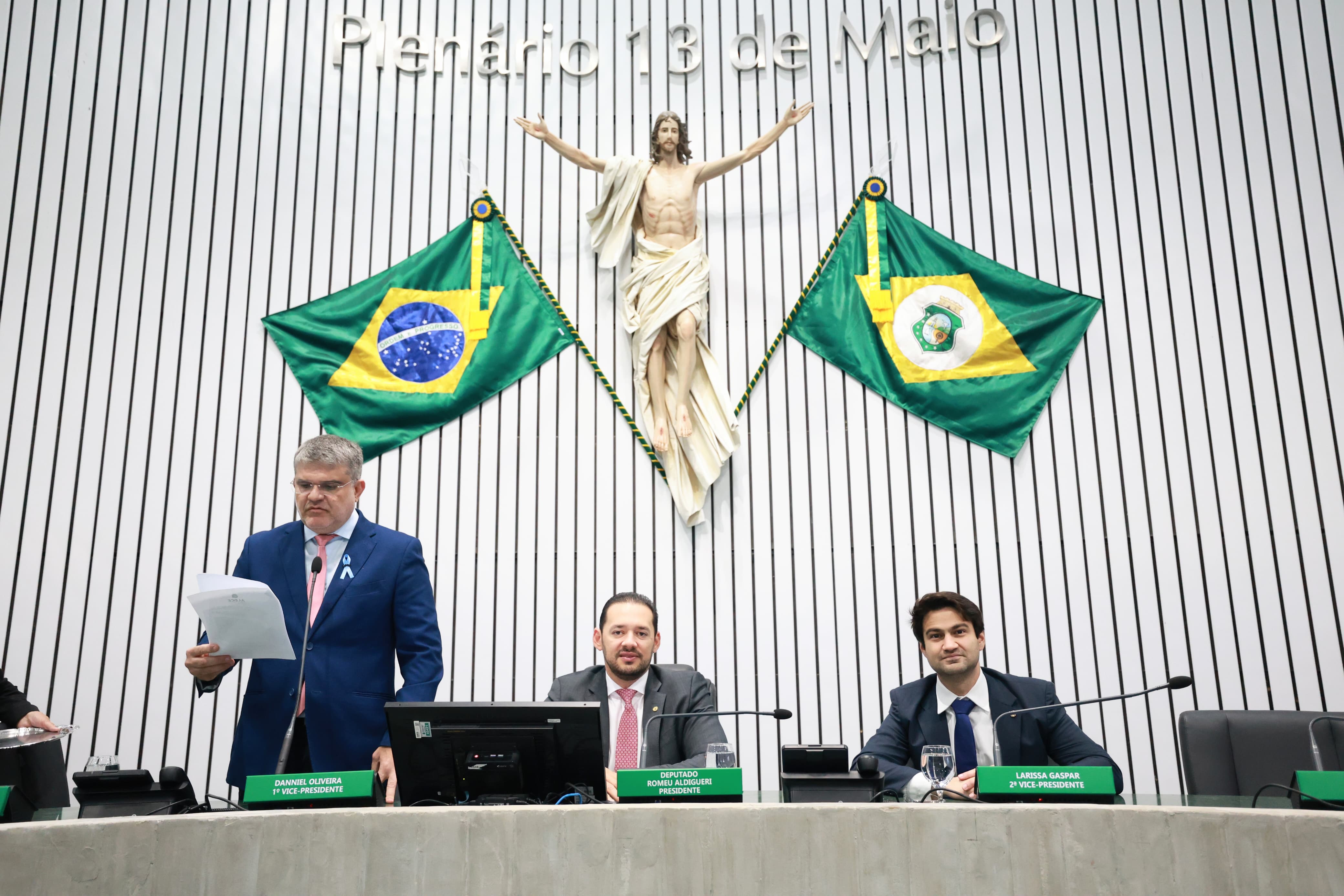 A leitura das matérias foi realizada pelo deputado Leonardo Pinheiro (Progressistas)