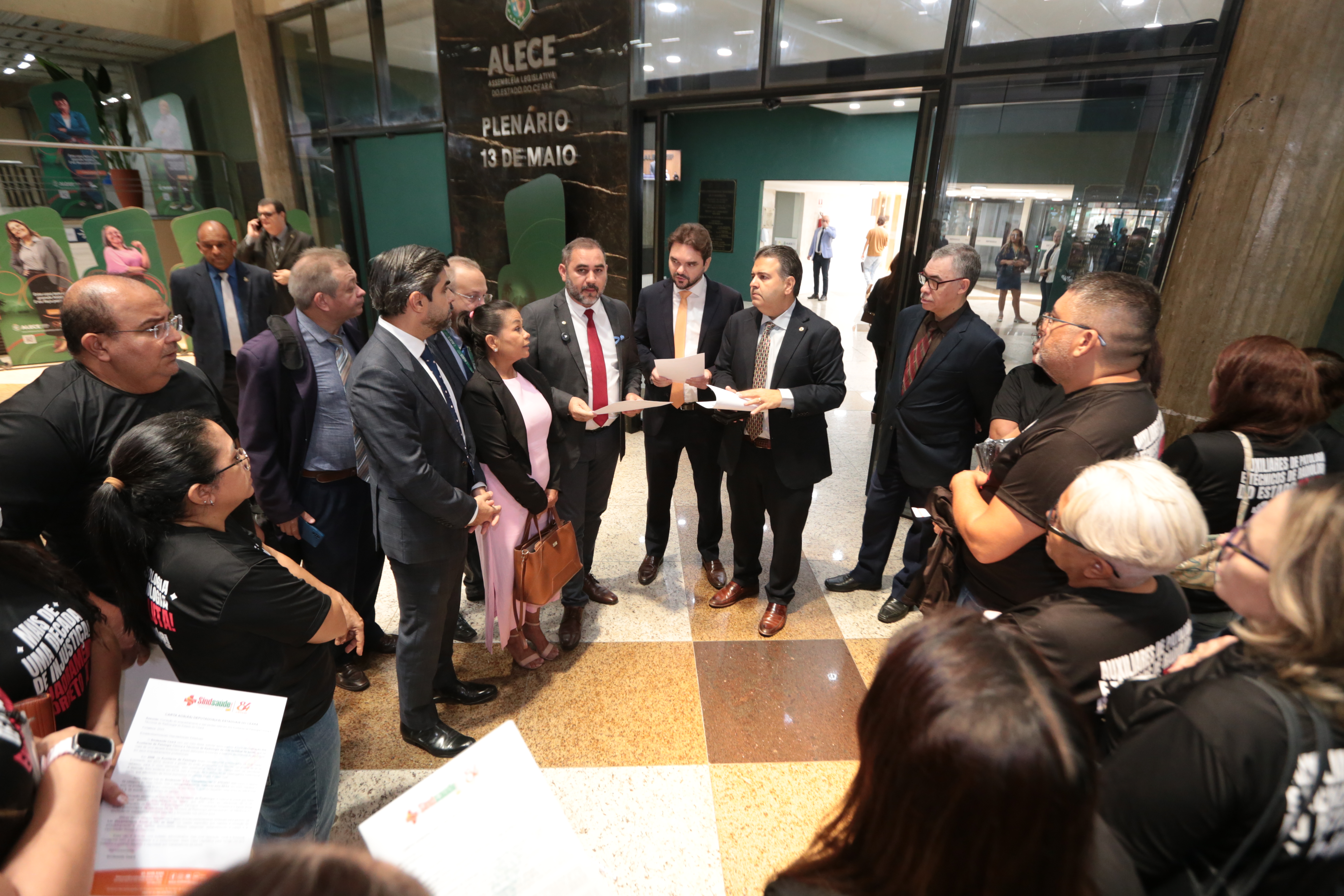 Deputados recebem servidores da saúde que reivindicam ascensão profissional