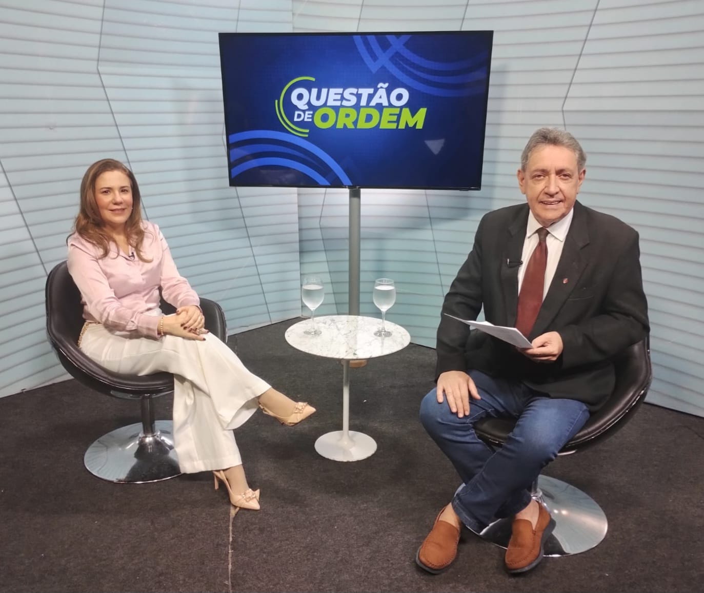 Promotora Lívia Rodrigues e jornalista Renato Abreu