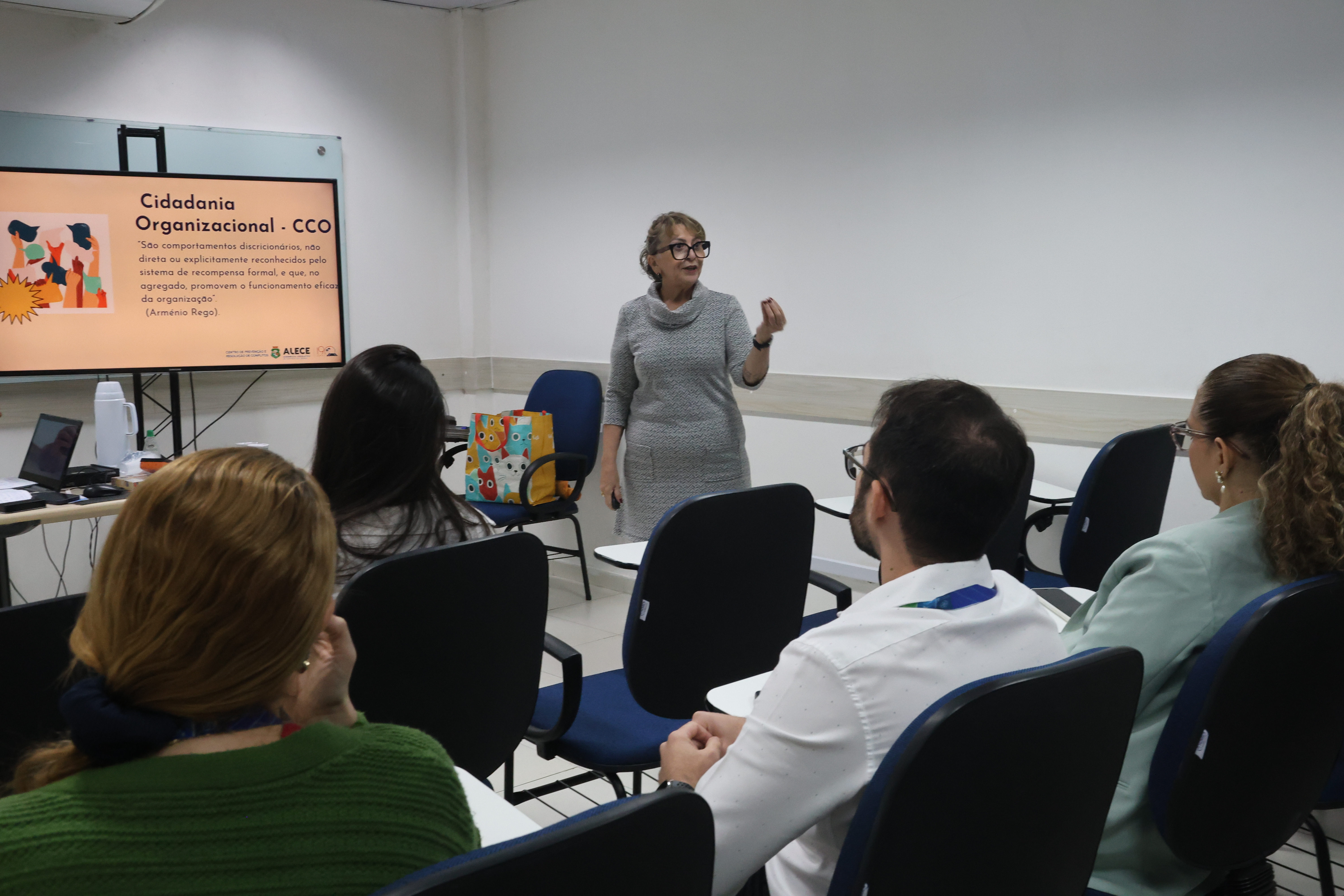 Alece promove oficina sobre ambiente organizacional para servidores da Cagece