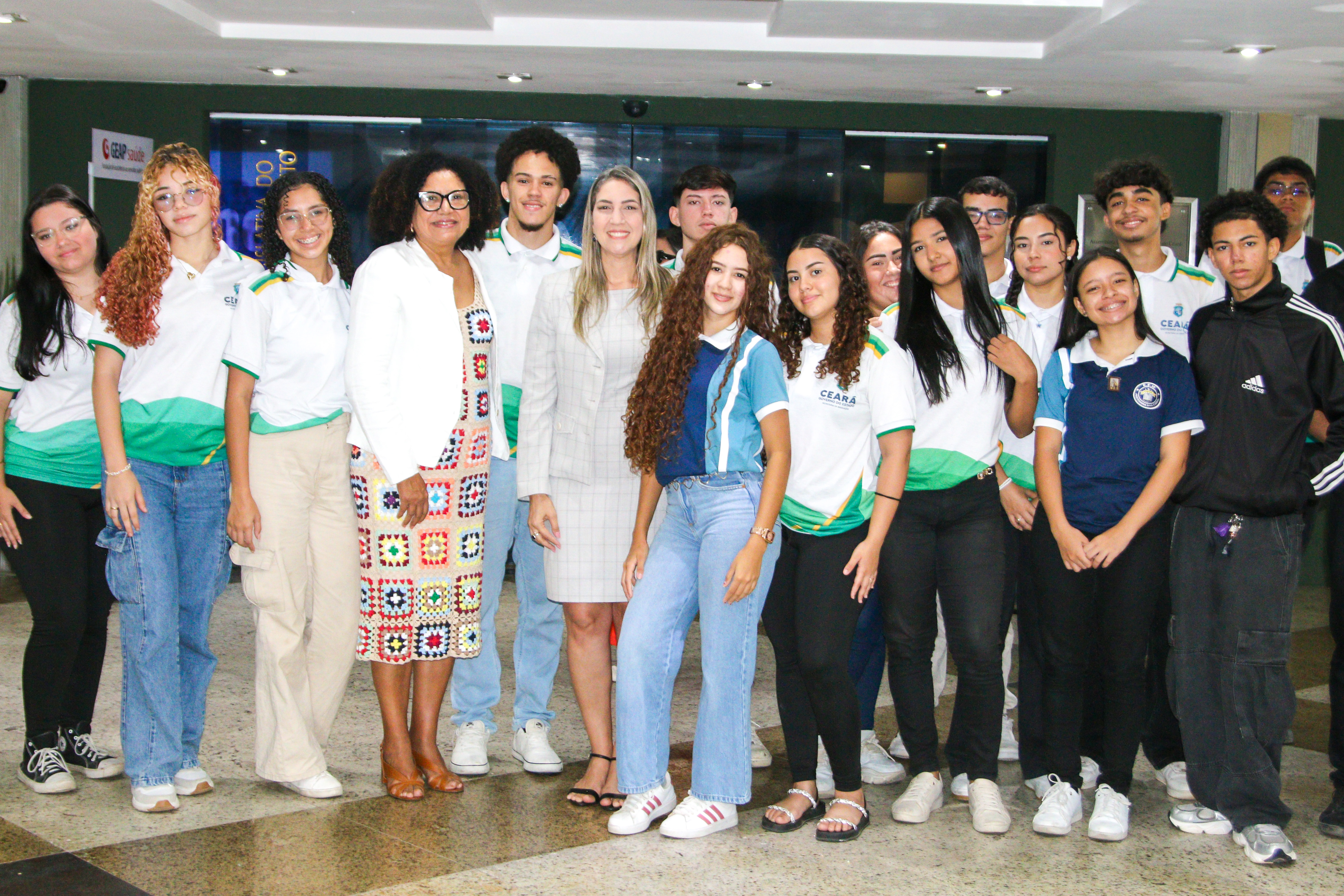 Alunos da escola Professora Diva Cabral visitam a Alece e são recebidos pelas deputadas Larissa Gaspar e Professora Zuleide