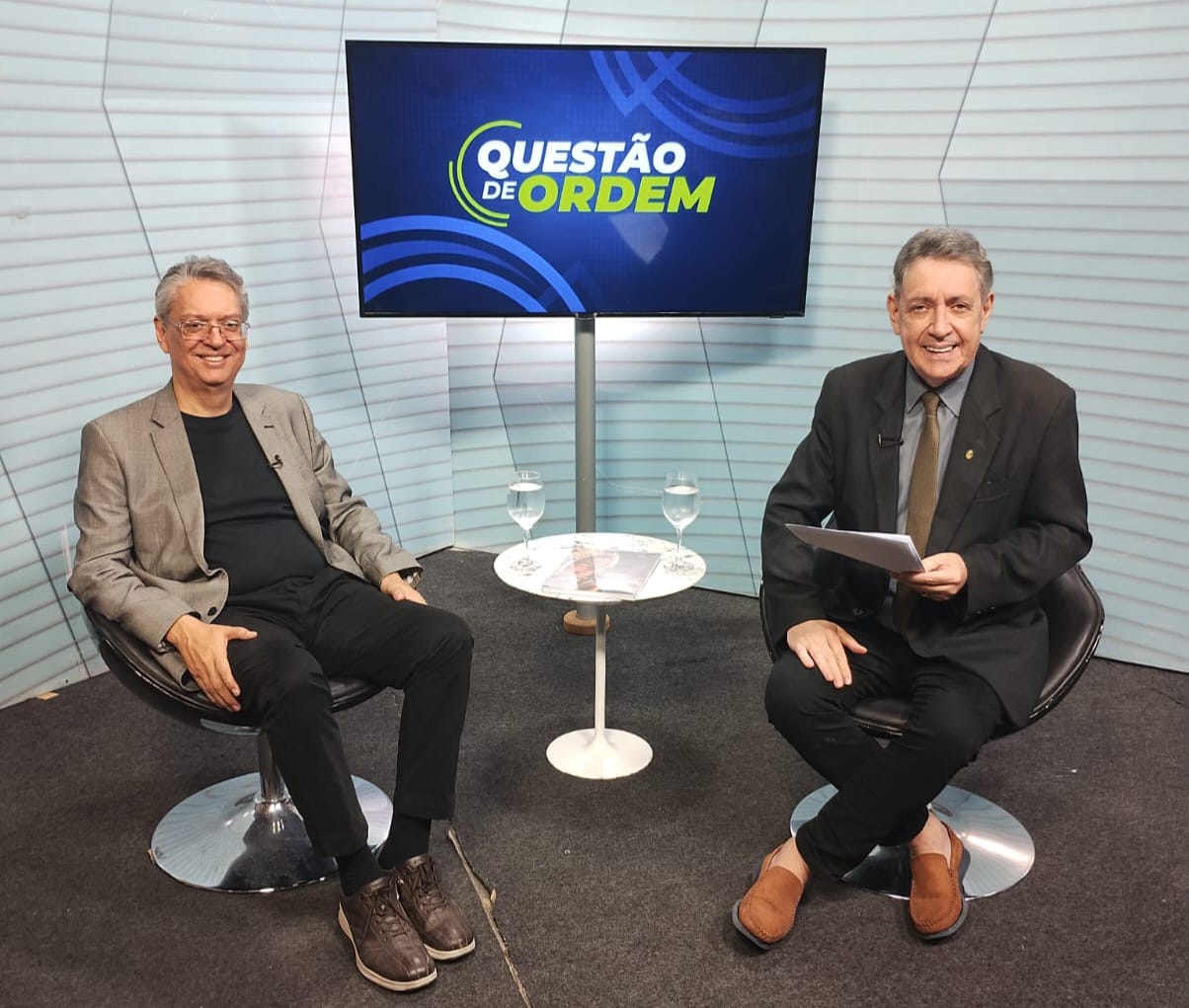 Célio Fernando Bezerra, da Associação dos Analistas e Profissionais de Investimento do Mercado de Capitais (Apimec Brasil), e o jornalista Renato Abreu