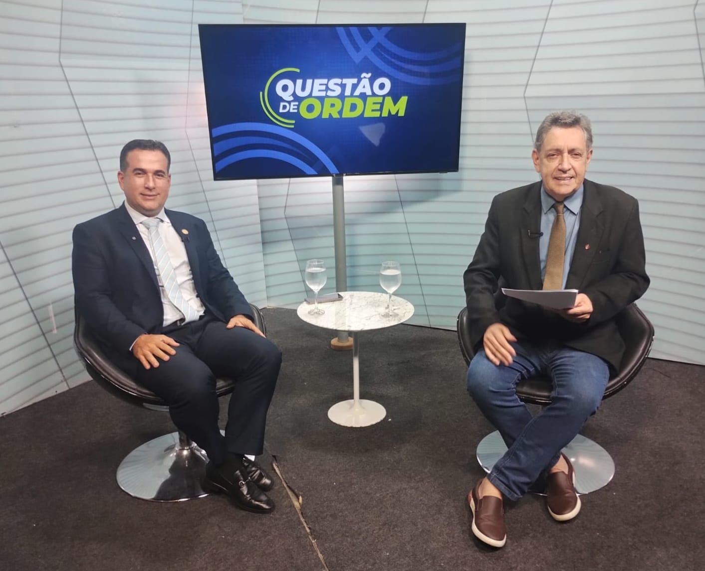 O presidente da Câmara Municipal de Maracanaú, Raphael Pessoa Mota, e o jornalista Renato Abreu