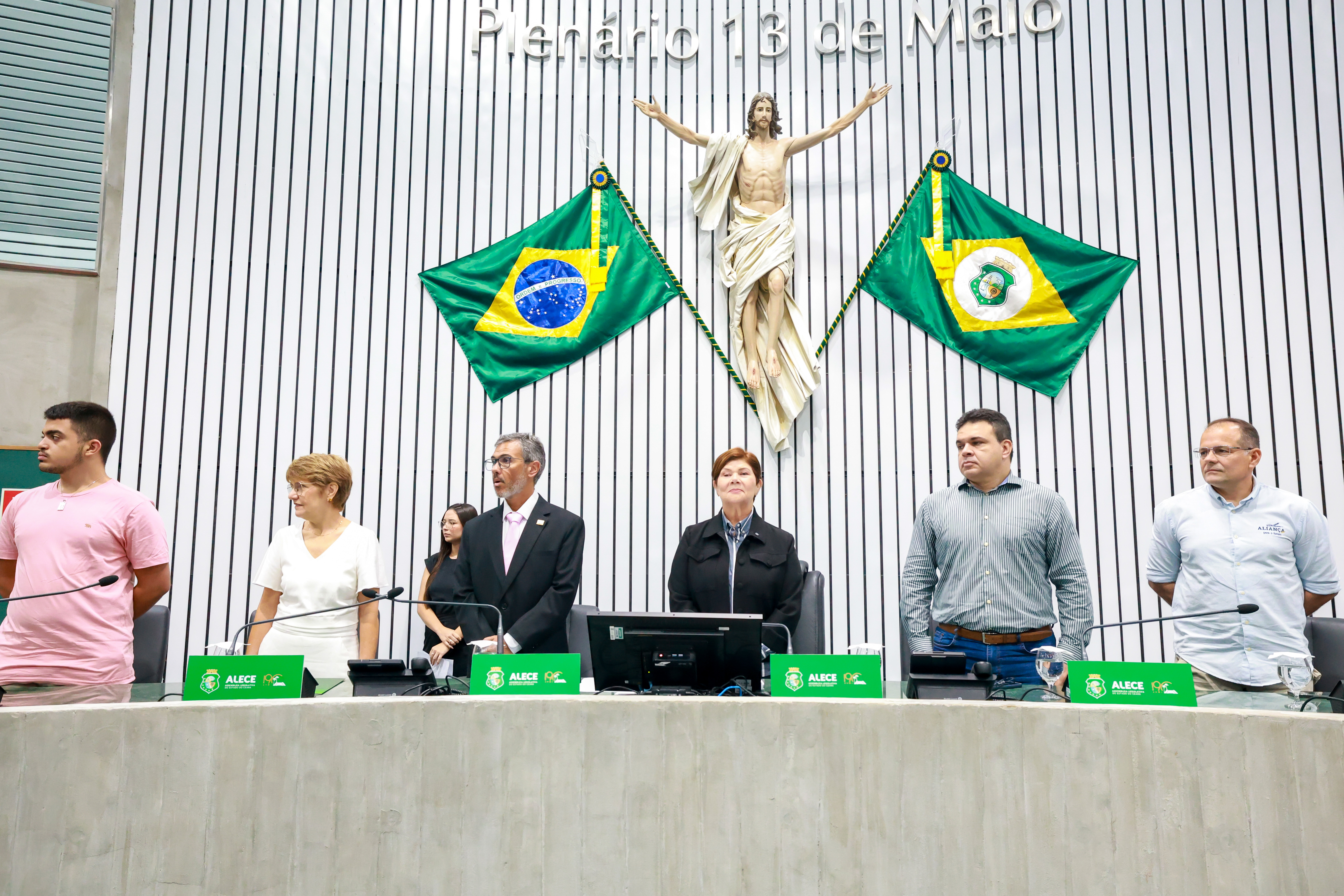 Sessão solene foi realizada no Plenário 13 de Maio