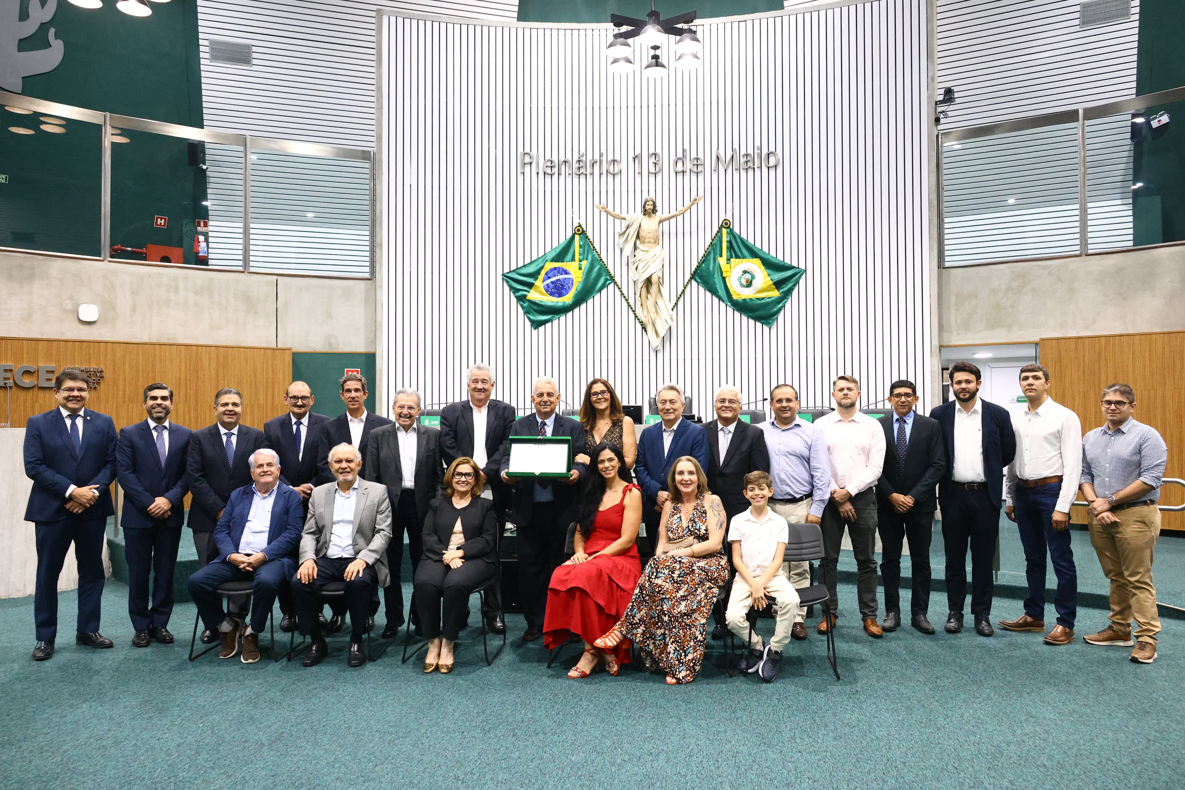 Alece entrega Título de Cidadão ao empresário Edson Brok