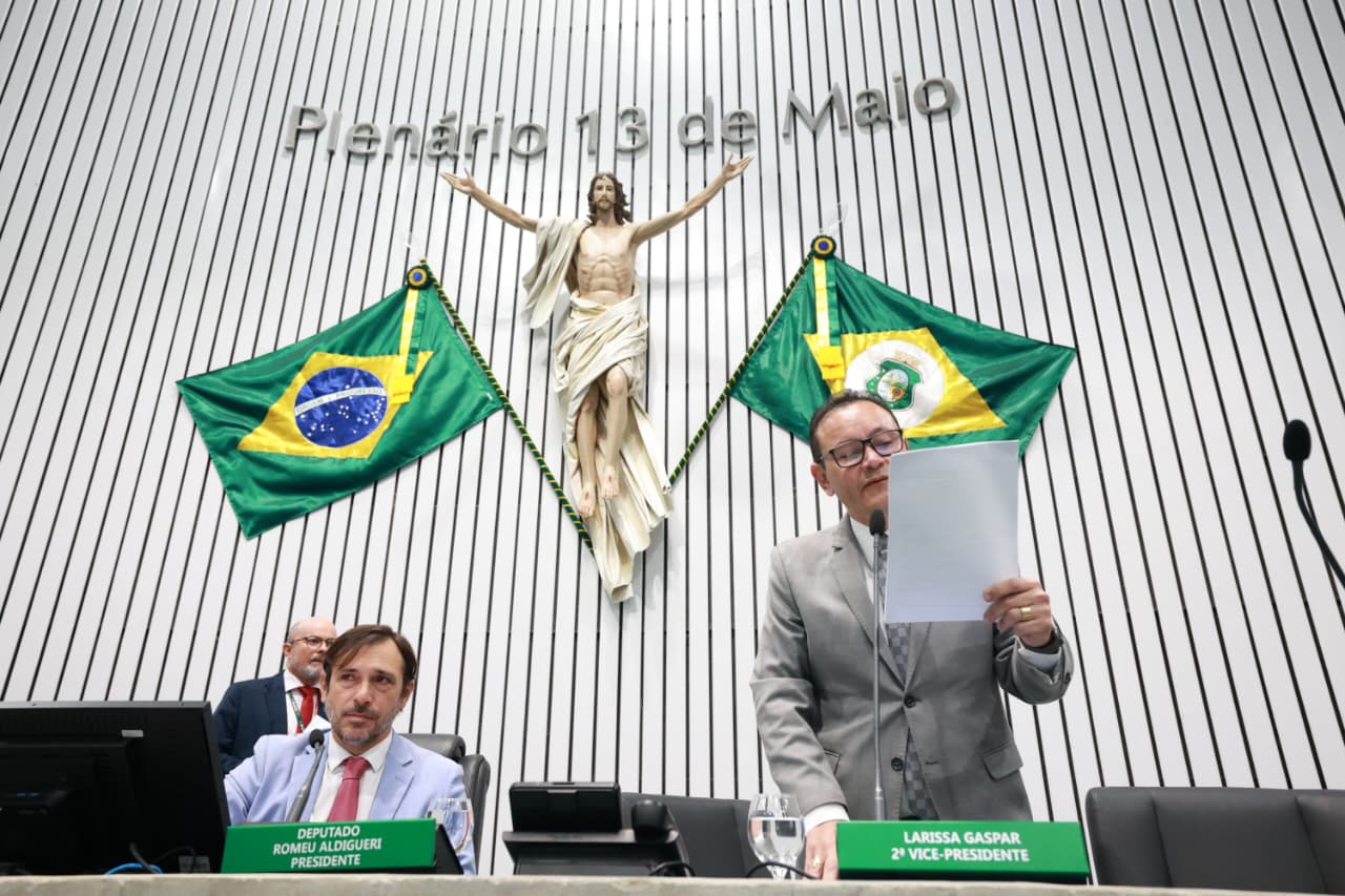 A leitura das matérias foi feita pelo deputado Stuart Castro (Avante)