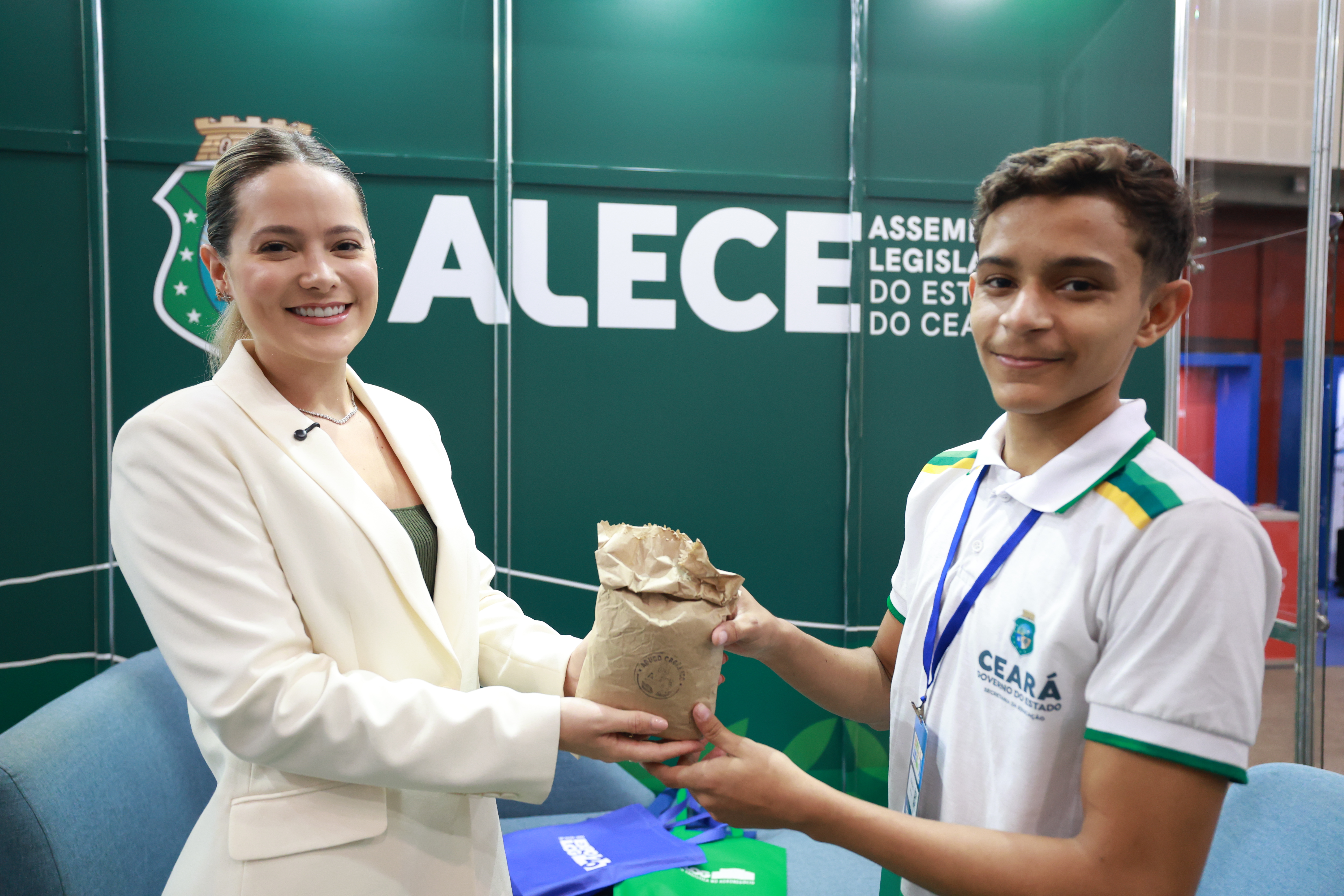 Primeira-dama da Alece, Tainah Marinho Aldigueri, visitou o estande da Alece na 20ª Expolog nesta quinta (27/11)