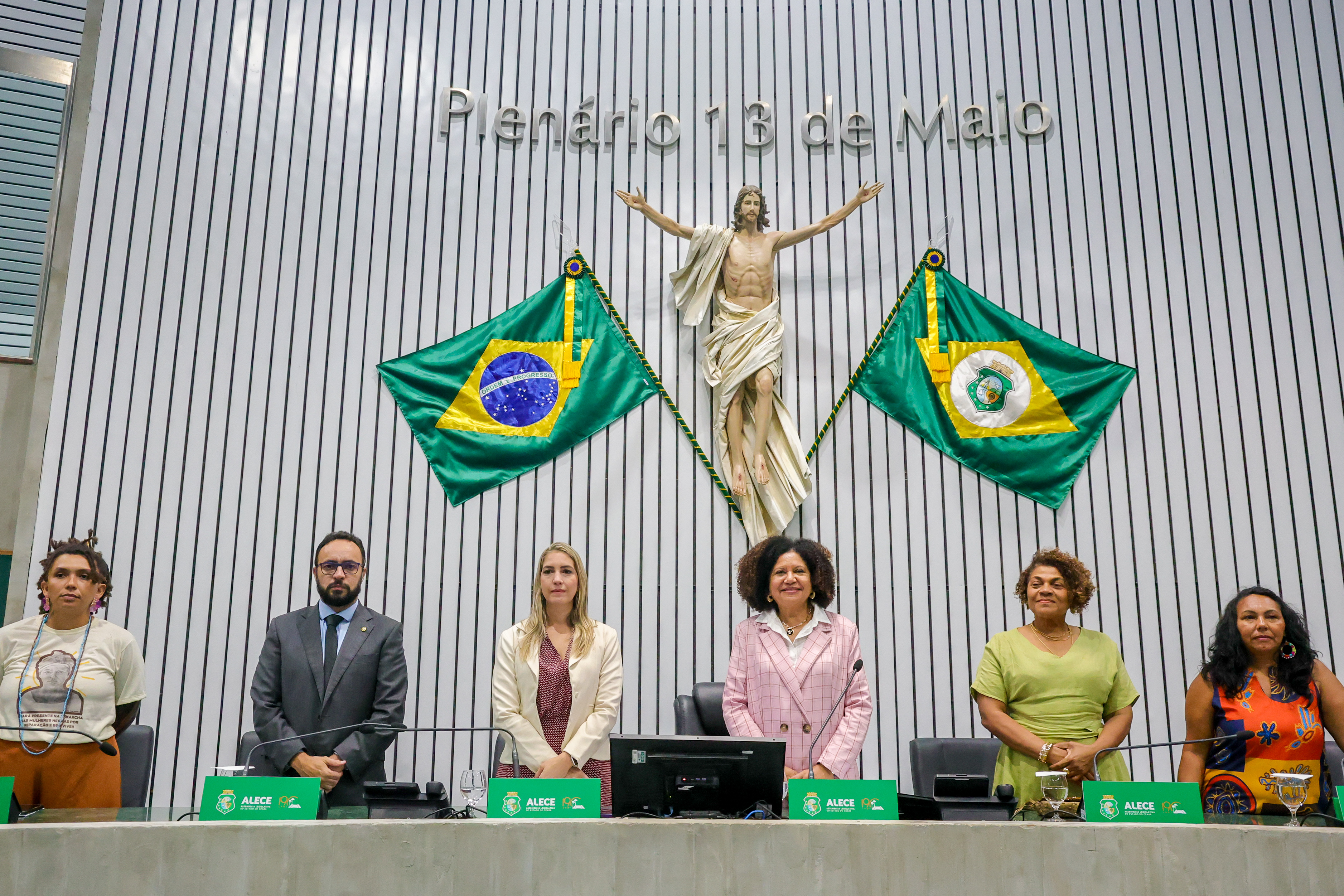 Sessão solene foi realizada no Plenário 13 de Maio