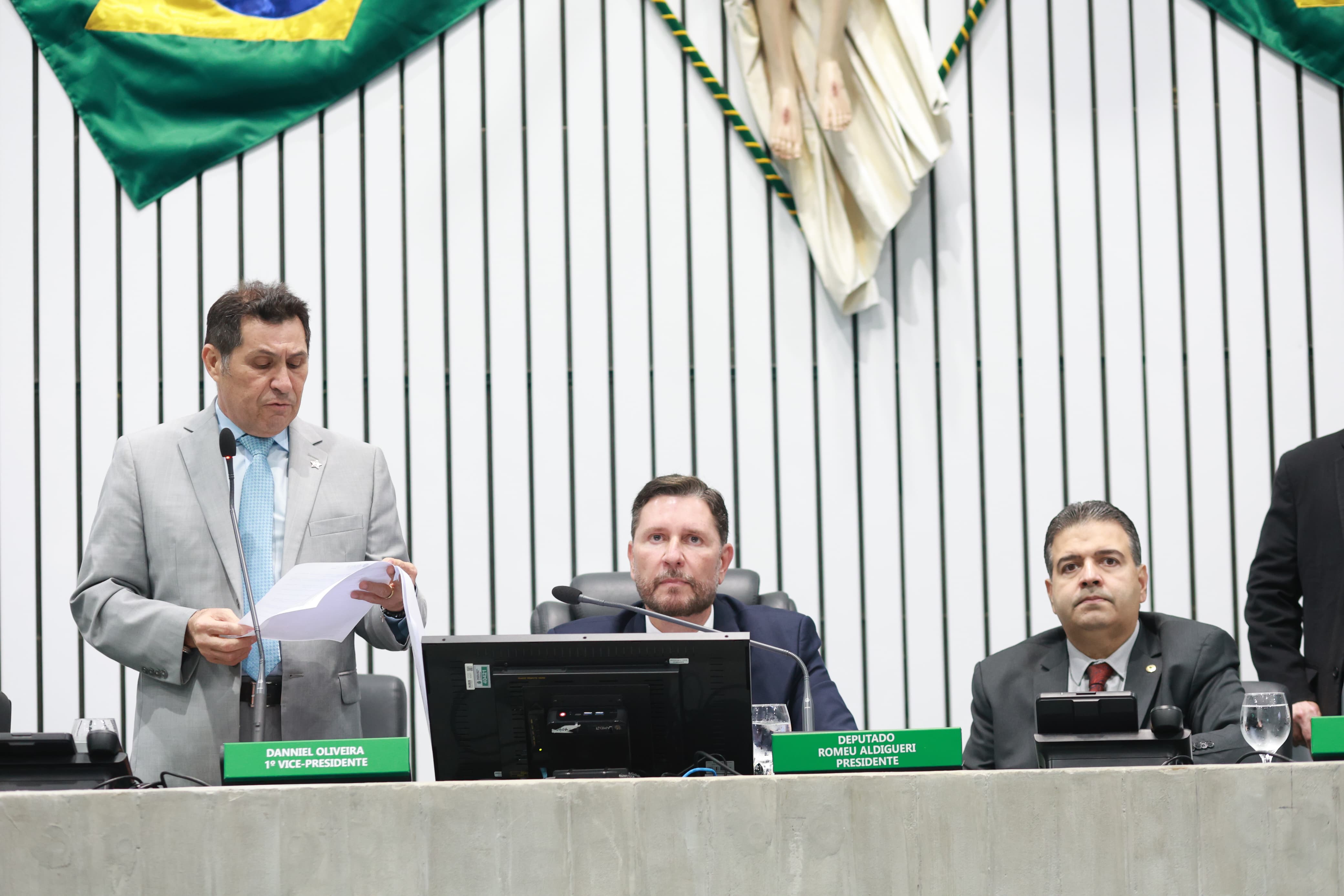 A leitura das matérias foi feita pelo deputado De Assis Diniz (PT)
