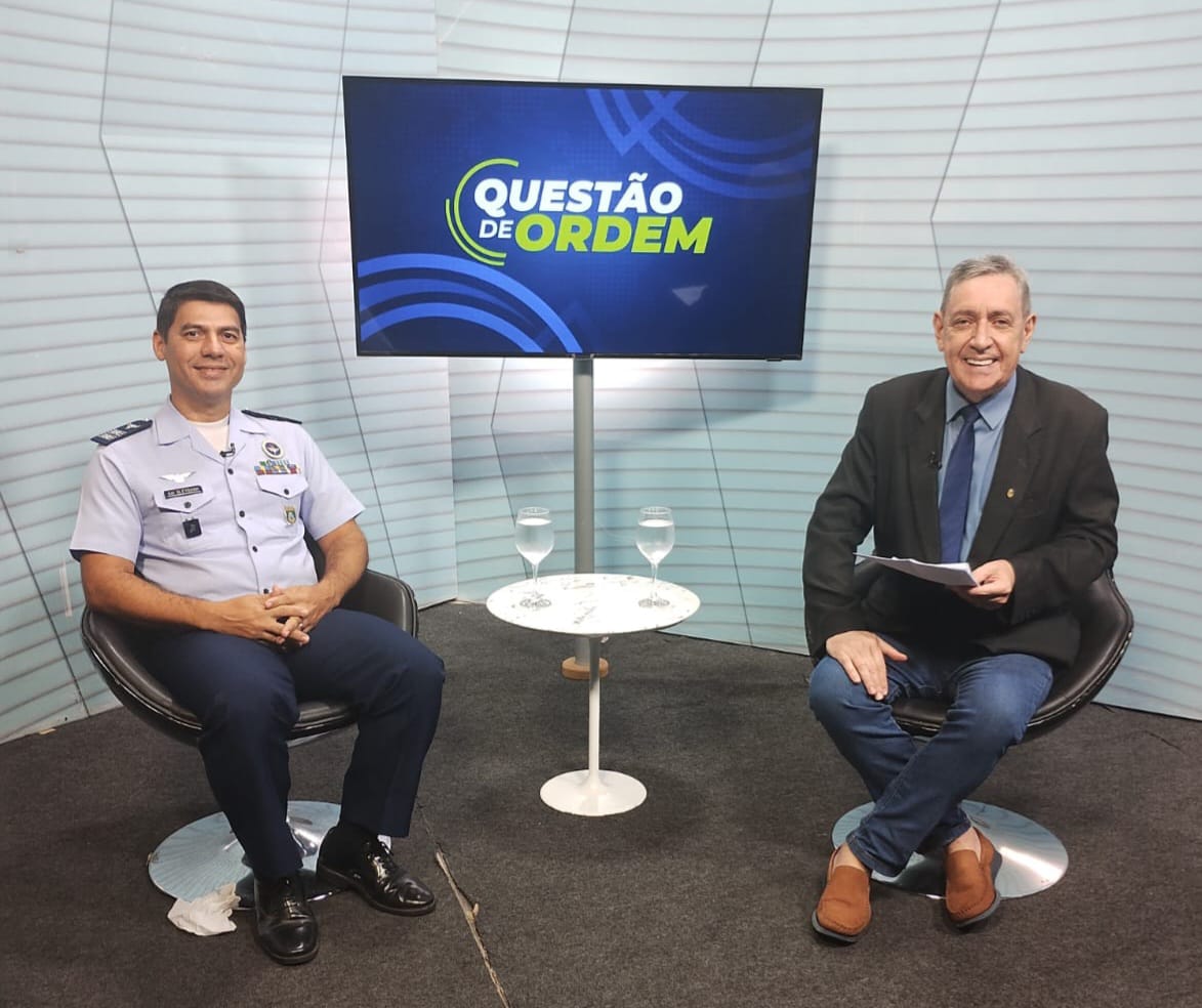 Coronel aviador Tony Gleydson Barbosa Costa e  jornalista Renato Abreu