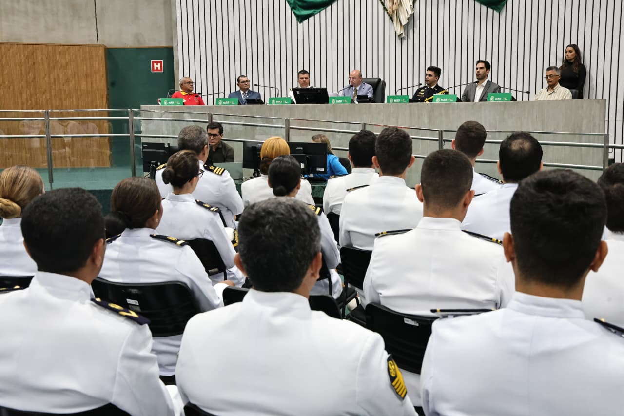 Marinheiros são prestigiados em sessão solene na Alece
