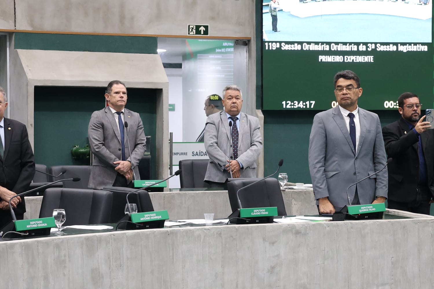 Alece presta minuto de silêncio por morte de ex-vereadores de Maracanaú e Quixadá