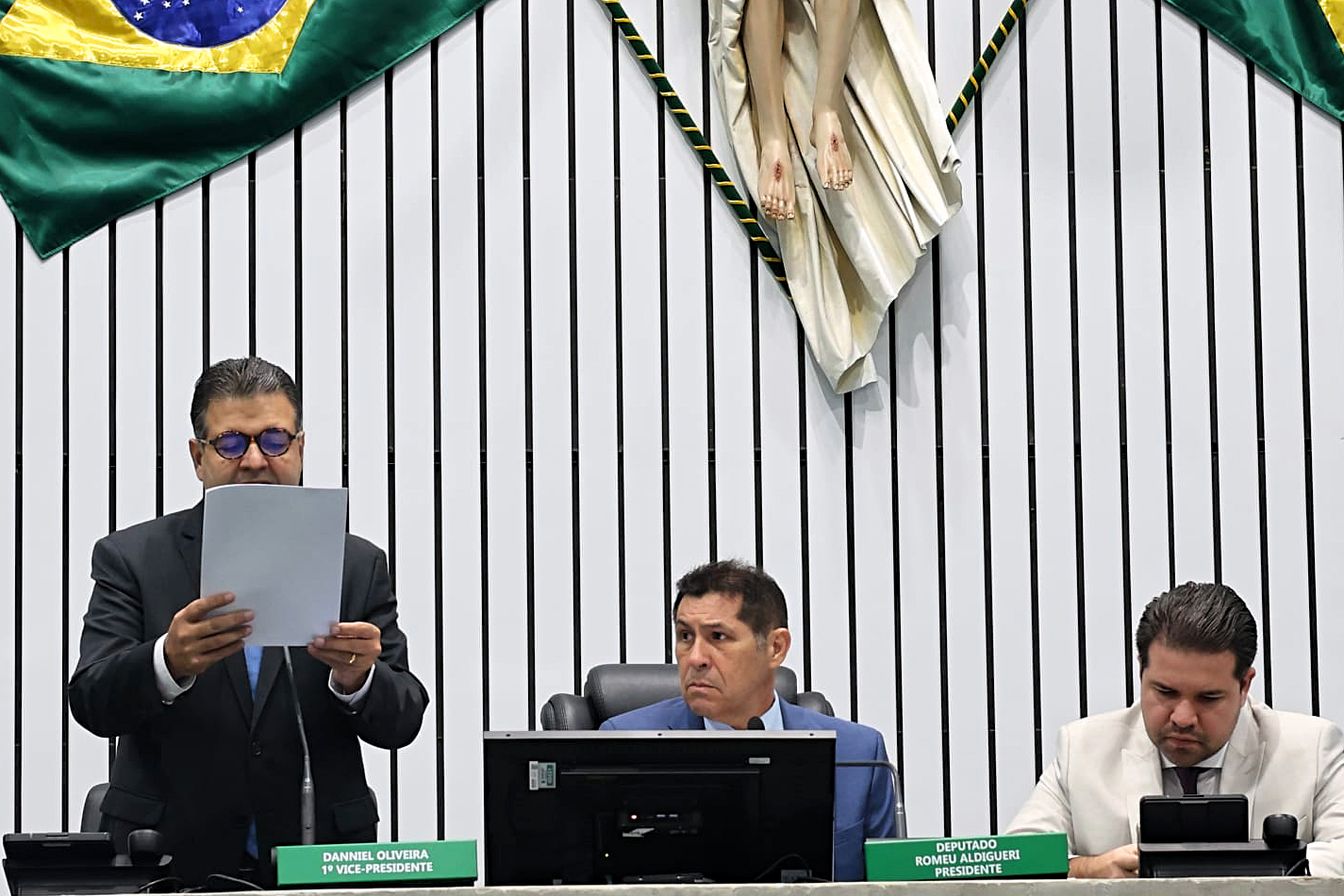 A leitura das matérias foi realizada pelo deputado Felipe Mota (União)