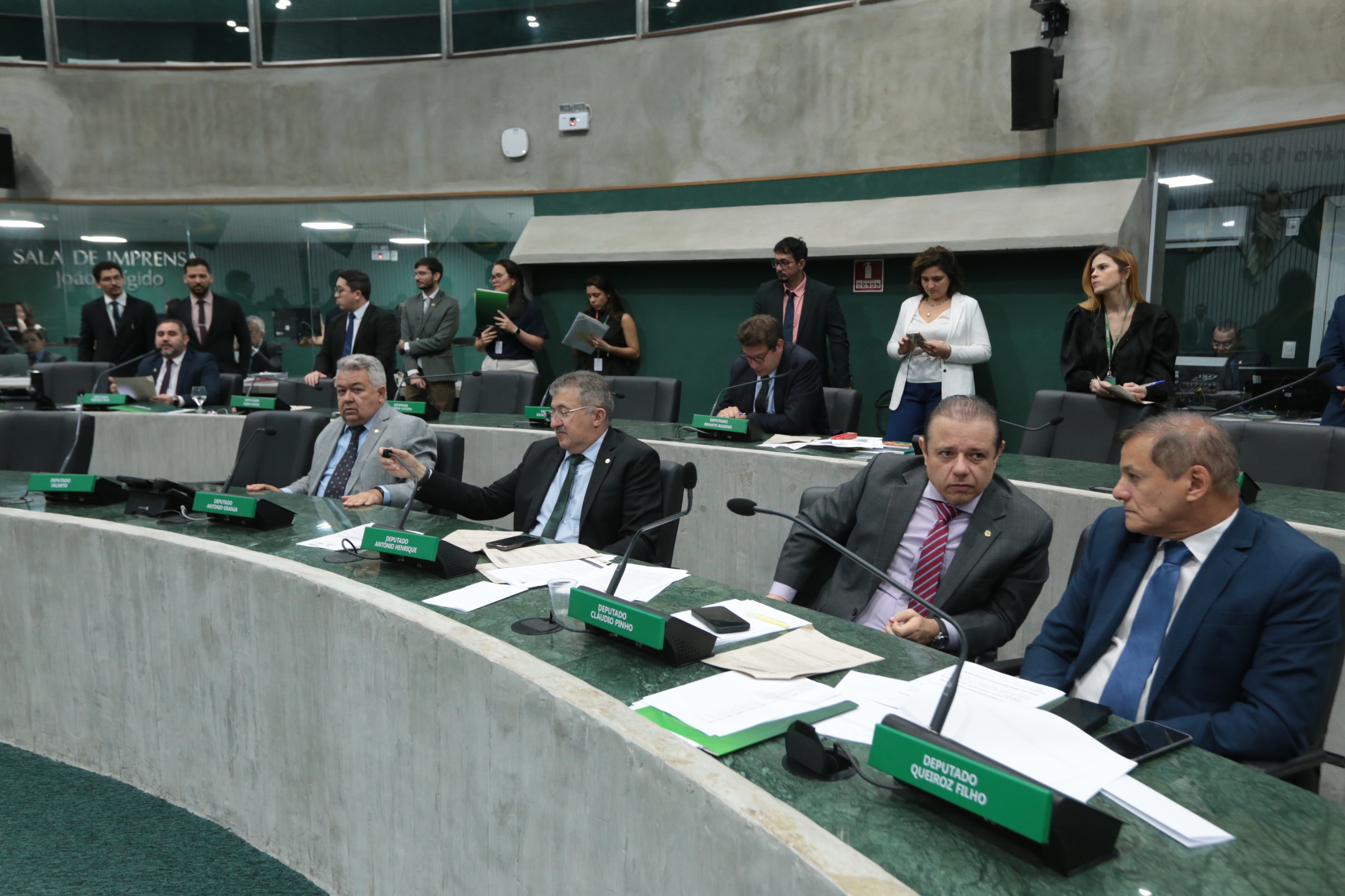 Pronunciamento foram feitos durante a sessão plenária desta terça-feira (16/12)